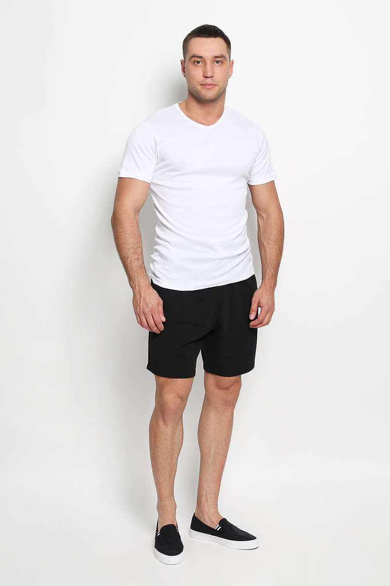Футболка мужская Diadora, цвет: белый. 5099. Размер 7 (54)5099 Футболка мужская Diadora, цвет: белый. 5099. Размер 7 (54)5099Мужская футболка Diadora, выполненная из натурального хлопка, идеально подойдет для повседневной носки. Материал изделия очень мягкий и приятный на ощупь, не сковывает движения и позволяет коже дышать.Футболка с короткими рукавами имеет V-образный вырез горловины. Модель украшена фирменной нашивкой. Такая футболка будет дарить вам комфорт в течение всего дня и станет отличным дополнением к вашему гардеробу.