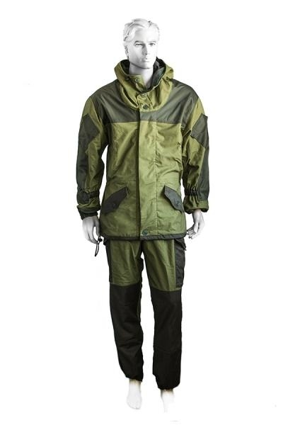 Костюм мужской демисезонный Стоик Горка, цвет: хаки. 55772. Размер 48/50-170/176Костюм Горка Костюм мужской демисезонный Стоик Горка, цвет: хаки. 55772. Размер 48/50-170/176Костюм ГоркаКостюм Горка утепленный флисом, изготавливается из палаточной 100% х/б ткани. Усиление критических для изнашивания и промокания зон осуществляется из ткани грета. Сочетание накладок и основной ткани обеспечивает разбиение силуэта человека на удаленных расстояниях для дополнительной маскировки. Куртка и брюки свободного покроя. Костюм имеет систему стяжек на основе резино-тканевой тесьмы по бокам куртки, на рукавах, под коленями и внизу брюк. Брюки комплектуются удобными подтяжками. Низ брюк на завязке. Куртка костюма и брюки утеплены флисовой подстежкой.