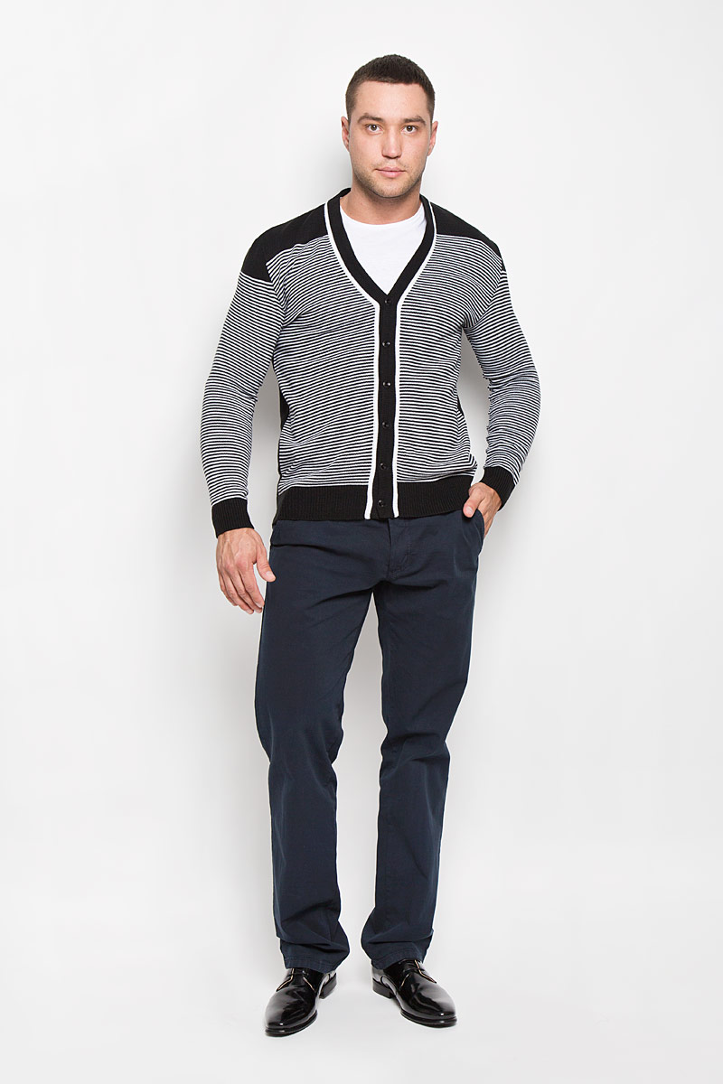 Кардиган мужской Rocawear, цвет: черный, белый. R0315S03. Размер L (50)R0315S03 Кардиган мужской Rocawear, цвет: черный, белый. R0315S03. Размер L (50)R0315S03Стильный мужской кардиган Rocawear выполнен из высококачественного натурального акрила, благодаря чему великолепно сохраняет тепло, позволяет коже дышать и обладает высокой износостойкостью и эластичностью. Модель с длинными рукавами и V-образным вырезом горловины согреет вас в прохладные дни. Кардиган застегивается на пуговицы, манжеты рукавов, низ и вырез горловины связаны резинкой. Теплый вязаный кардиган - идеальный вариант для создания уникального образа. Такая модель будет дарить вам комфорт в течение всего дня и послужит замечательным дополнением к вашему гардеробу.