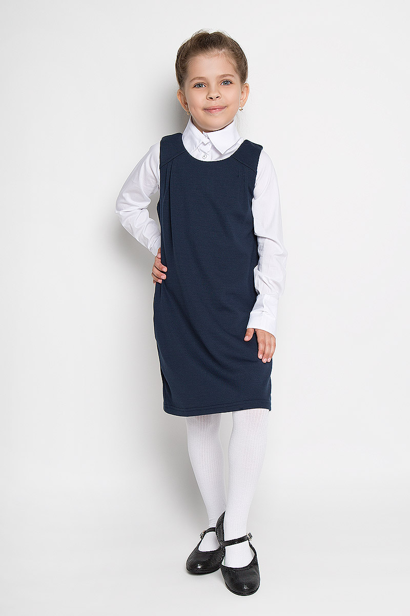 Сарафан для девочки Button Blue, цвет: синий. 215BBGS5003. Размер 140, 10 лет215BBGS5003 Сарафан для девочки Button Blue, цвет: синий. 215BBGS5003. Размер 140, 10 лет215BBGS5003Сарафан для девочки Button Blue - базовая вещь в школьном гардеробе ребенка. Изготовленный из полиэстера с добавлением района и эластана, он мягкий и приятный на ощупь, не сковывает движения и позволяет коже дышать, не раздражает даже самую нежную и чувствительную кожу ребенка, обеспечивая наибольший комфорт. Подкладка выполнена из гладкой подкладочной ткани. Сарафан трапециевидного силуэта с круглым вырезом горловины на спинке застегивается на длинную скрытую застежку-молнию. Комфортный свободный силуэт не стесняет движений и позволяет использовать модель для всех типов фигур. По бокам сарафан дополнен двумя прорезными кармашками. Верхняя часть изделия спереди дополнена складками, что гармонично дополняет образ.Являясь важным атрибутом школьной моды, в сочетании с любой водолазкой, футболкой, блузкой, сарафан выглядит очень изысканно и деликатно.