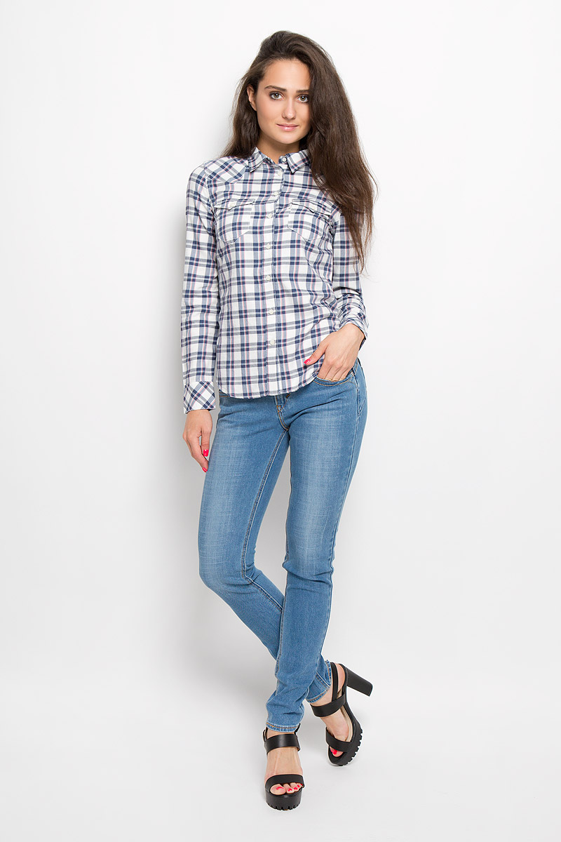 Рубашка женская Levis®, цвет: белый, синий, розовый. 1726900280. Размер XS (42)1726900280 Рубашка женская Levis®, цвет: белый, синий, розовый. 1726900280. Размер XS (42)1726900280Стильная женская рубашка Levis® в стиле Western shirt, выполненная из хлопка и вискозы, прекрасно подойдет для повседневной носки. Материал очень мягкий и приятный на ощупь, не сковывает движения и позволяет коже дышать.Рубашка с отложным воротником и длинными рукавами застегивается на пуговицы по всей длине. Низ рукавов обработан манжетами, которые застегиваются на пуговицы. Спереди модель дополнена двумя накладными карманами с клапанами на пуговицах. Модель оформлена принтом в клетку.Такая рубашка будет дарить вам комфорт в течение всего дня и станет модным дополнением к вашему гардеробу.