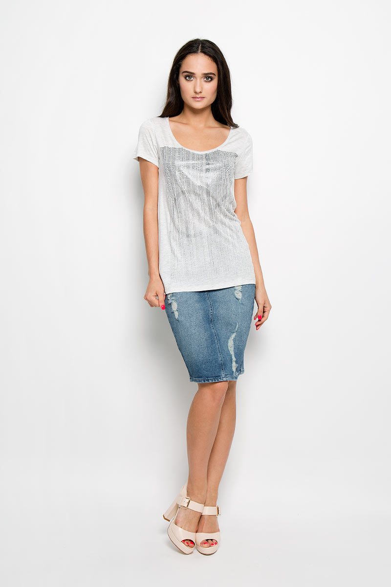Футболка женская Calvin Klein Jeans, цвет: светло-серый. J2EJ204297_1720. Размер XL (50/52)J2EJ204297_1720 Футболка женская Calvin Klein Jeans, цвет: светло-серый. J2EJ204297_1720. Размер XL (50/52)J2EJ204297_1720Женская футболка Calvin Klein Jeans, выполненная из 100% вискозы, поможет создать отличный современный образ в стиле Casual. Футболка с V-образным вырезом горловины и короткими рукавами. Модель оформлена оригинальной термоаппликацией.Такая футболка станет стильным дополнением к вашему гардеробу, она подарит вам комфорт в течение всего дня!