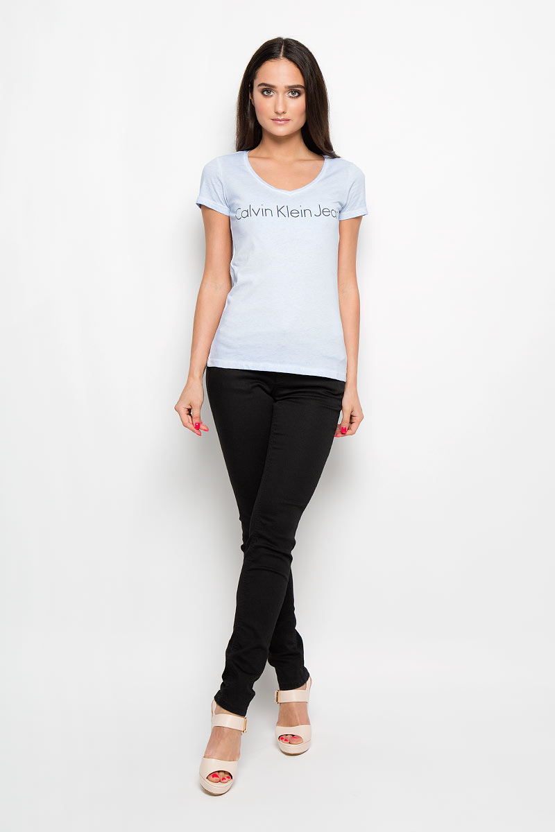 Футболка женская Calvin Klein Jeans, цвет: светло-синий. J2EJ204277_0730. Размер XL (50/52)J2EJ204277_0730 Футболка женская Calvin Klein Jeans, цвет: светло-синий. J2EJ204277_0730. Размер XL (50/52)J2EJ204277_0730Женская футболка Calvin Klein Jeans, выполненная из натурального хлопка, поможет создать отличный современный образ в стиле Casual. Футболка с V-образным вырезом горловины и короткими рукавами оформлена надписью Calvin Klein Jeans.Такая футболка станет стильным дополнением к вашему гардеробу, она подарит вам комфорт в течение всего дня!