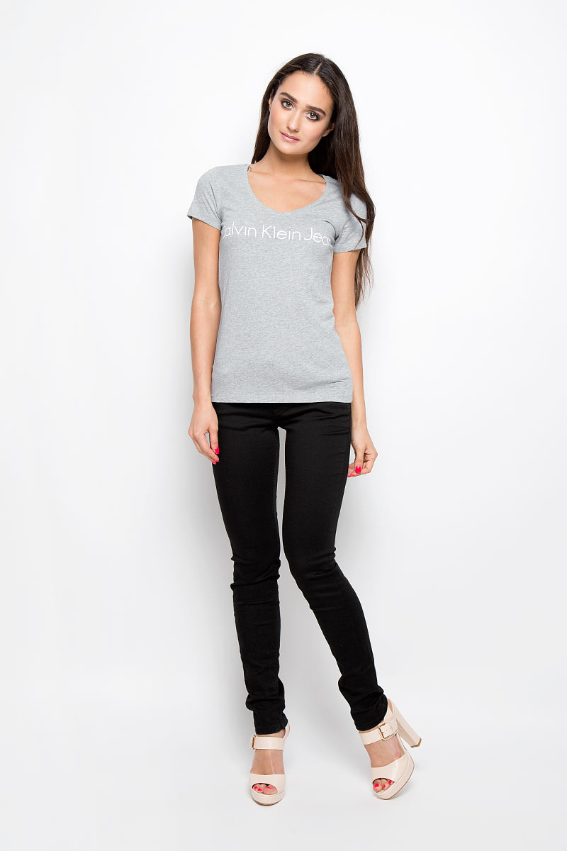 Футболка женская Calvin Klein Jeans, цвет: серый. J2EJ204277_0380. Размер XS (40)J2EJ204277_0380 Футболка женская Calvin Klein Jeans, цвет: серый. J2EJ204277_0380. Размер XS (40)J2EJ204277_0380Женская футболка Calvin Klein Jeans, выполненная из натурального хлопка, поможет создать отличный современный образ в стиле Casual. Футболка с V-образным вырезом горловины и короткими рукавами оформлена надписью Calvin Klein Jeans.Такая футболка станет стильным дополнением к вашему гардеробу, она подарит вам комфорт в течение всего дня!
