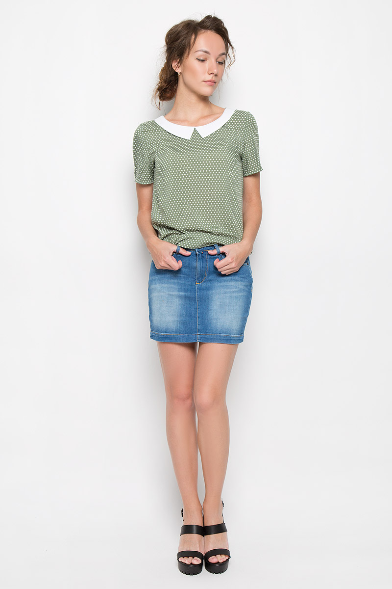Юбка F5, цвет: голубой. 13126. Размер L (48)13126_Blue denim BR.1 str., w.medium Юбка F5, цвет: голубой. 13126. Размер L (48)13126_Blue denim BR.1 str., w.mediumЭффектная юбка F5 выполнена из хлопка с добавлением эластана, она обеспечит вам комфорт и удобство при носке.Юбка-мини застегивается на металлическую пуговицу по поясу и имеет ширинку на застежке-молнии, а также шлевки для ремня. Спереди модель дополнена двумя втачными карманами и небольшим накладным кармашком, а сзади двумя большими накладными карманами. В среднем шве юбки обработан небольшой разрез. Изделие оформлено эффектом искусственного состаривания денима: легкие потертости. Модная юбка-мини выгодно освежит и разнообразит ваш гардероб. Классический фасон и оригинальное оформление этой юбки сделают ваш образ непревзойденным.