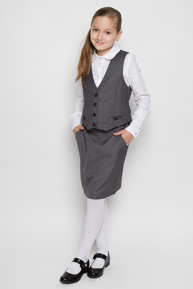 Жилет для девочки Nota Bene, цвет: серый. AW15GS143B-20. Размер 152AW15GS143A-20/AW15GS143B-20 Жилет для девочки Nota Bene, цвет: серый. AW15GS143B-20. Размер 152AW15GS143A-20/AW15GS143B-20Классический жилет для девочки Nota Bene идеально подойдет для школы. Изготовленный из высококачественного материала, он мягкий и приятный на ощупь, не сковывает движения и хорошо пропускает воздух, обеспечивая ребенку комфорт.Жилет с V-образным вырезом горловины застегивается на пуговицы по всей длине. Сзади предусмотрен поясок с металлической пряжкой, обеспечивающий идеальную посадку по фигуре. Спереди имеется имитация карманов. Изделие украшено атласными бантиками со стразами.Являясь важным атрибутом школьной моды, жилет подчеркнет деловой имидж ученицы, придавая ей уверенность.