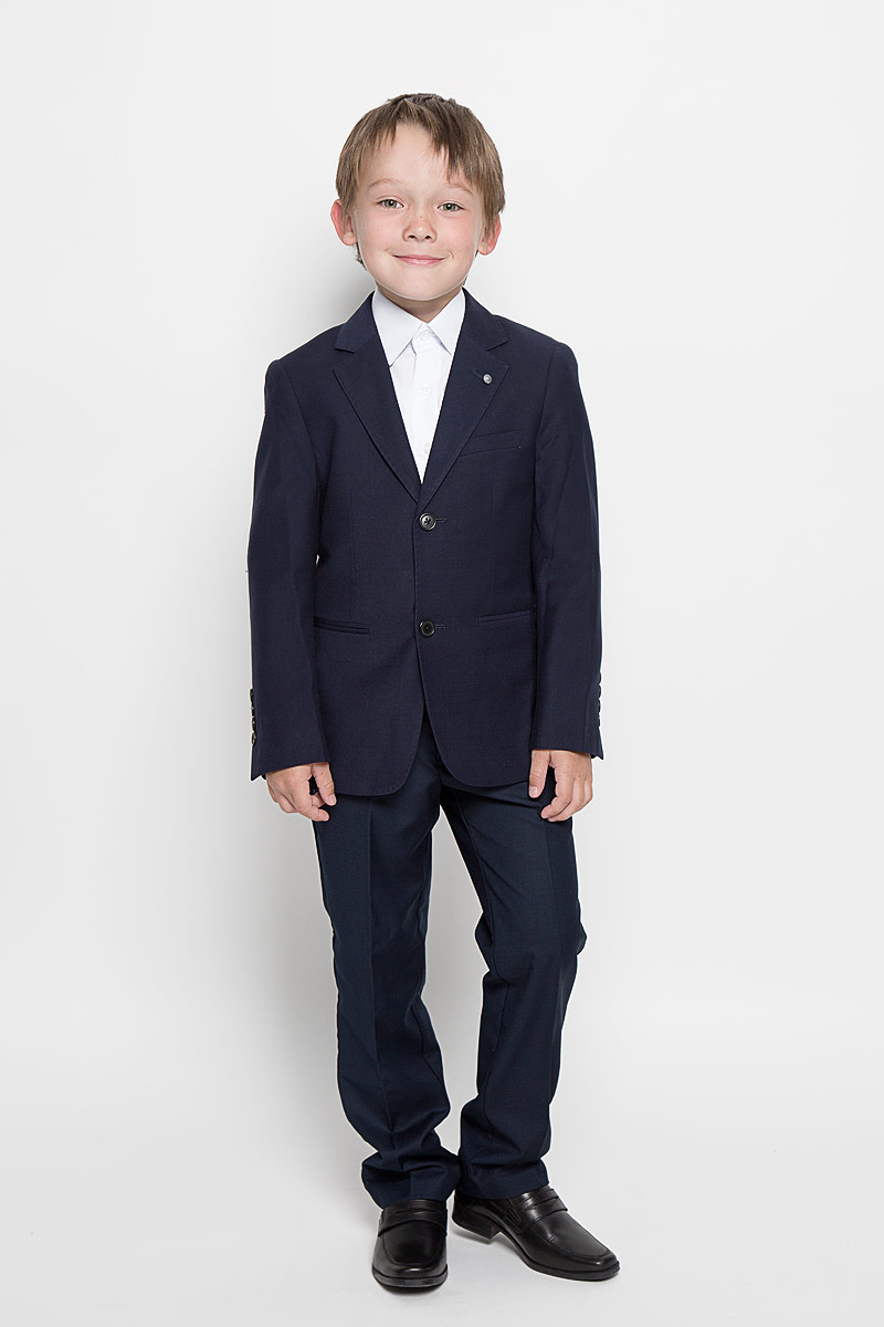Пиджак для мальчика Nota Bene, цвет: темно-синий. AW15BS360A-29. Размер 134AW15BS360A-29/AW15BS360B-29 Пиджак для мальчика Nota Bene, цвет: темно-синий. AW15BS360A-29. Размер 134AW15BS360A-29/AW15BS360B-29Стильный пиджак для мальчика Nota Bene станет отличным дополнением к школьному гардеробу в прохладные дни. Изготовленный из высококачественного материала, он необычайно мягкий и приятный на ощупь, не сковывает движения и позволяет коже дышать, не раздражает нежную кожу ребенка, обеспечивая ему наибольший комфорт.Пиджак с воротничком с лацканами застегивается на пластиковые пуговички. Низ рукавов дополнен декоративными пуговицами. Спереди пиджак оформлен двумя прорезными карманами в нижней части изделия и небольшим прорезным кармашком на груди. Сзади предусмотрены две небольшие шлицы. В таком пиджачке ваш маленький мужчина будет чувствовать себя комфортно, уютно и всегда будет в центре внимания!