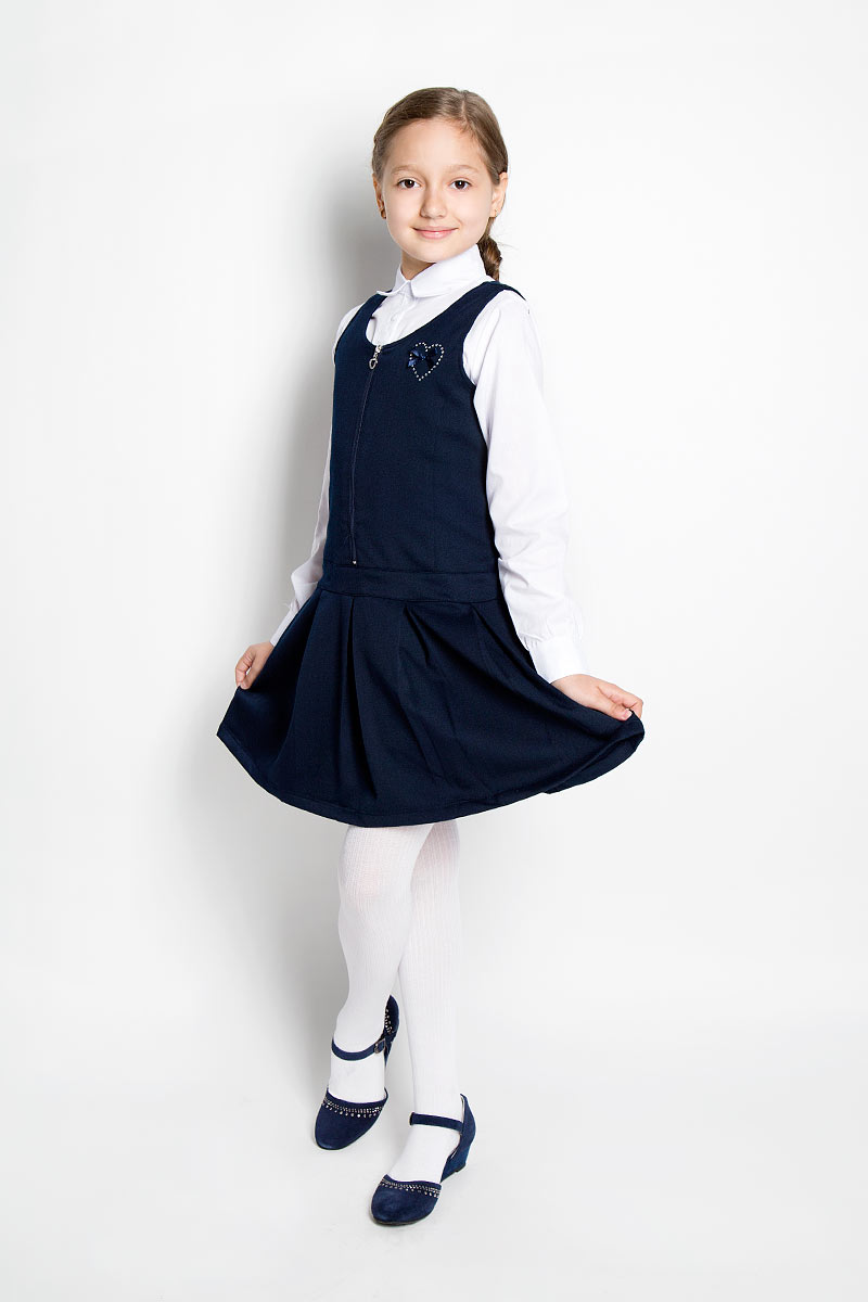Сарафан для девочки Scool, цвет: темно-синий. 364033. Размер 122, 7 лет364033 Сарафан для девочки Scool, цвет: темно-синий. 364033. Размер 122, 7 лет364033Стильный сарафан для девочки Scool на широких бретелях идеально подойдет вашей маленькой принцессе. Изготовленный из высококачественного комбинированного материала, он необычайно мягкий и приятный на ощупь, не сковывает движения малышки и позволяет коже дышать, не раздражает даже самую нежную и чувствительную кожу ребенка. Классический сарафан с круглым вырезом горловины дополнен пришивной юбкой с подъюбником. Юбка сарафана декорирована широкими складками. Модель застегивается на застежку-молнию на груди, спереди украшена небольшим сердечком из страз.Оригинальный современный дизайн и высококачественный материал делают этот сарафан модным и практичным предметом детского гардероба. В нем ваша малышка будет чувствовать себя уютно и комфортно и всегда будет в центре внимания!