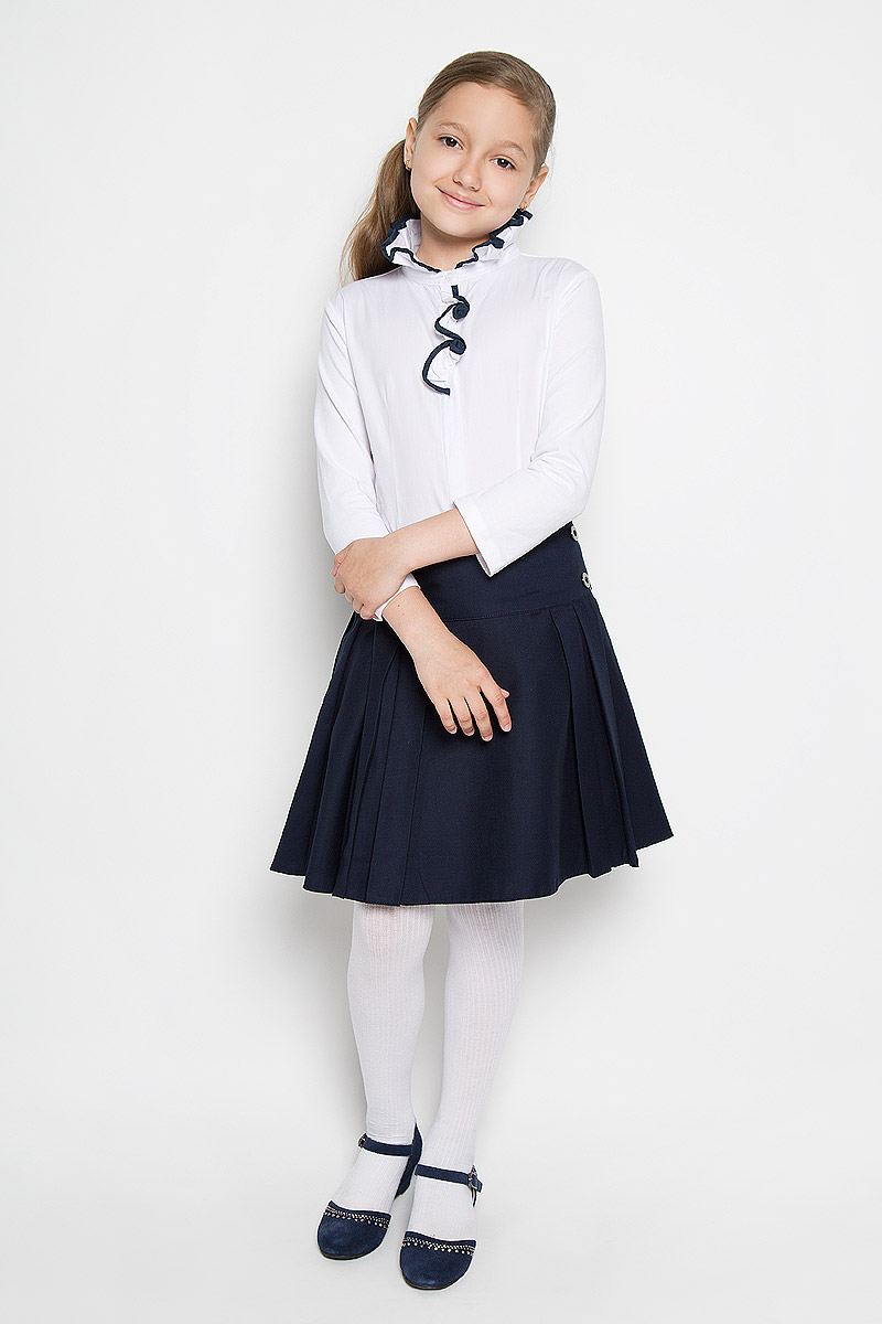 Блузка для девочки Nota Bene, цвет: белый. AW15GS251A-1. Размер 122AW15GS251A-1/AW15GS251B-1 Блузка для девочки Nota Bene, цвет: белый. AW15GS251A-1. Размер 122AW15GS251A-1/AW15GS251B-1Блузка для девочки Nota Bene, выполненная из высококачественного материала, станет отличным дополнением к школьному гардеробу. Лицевая сторона модели изготовлена из натурального хлопка, а рукава и спинка - из эластичного хлопка. Изделие не сковывает движения и хорошо пропускает воздух, обеспечивая наибольший комфорт. Блузка с воротником-стойкой и рукавами длиной 7/8 застегивается на пуговицы по всей длине. Воротник со складками дополнен по краю окантовкой. Спереди модель украшена оборкой с контрастной окантовкой, а также небольшой вышивкой в виде стрекозы.Блузка отлично сочетается с юбками и брюками. В ней вашей принцессе всегда будет уютно и комфортно!