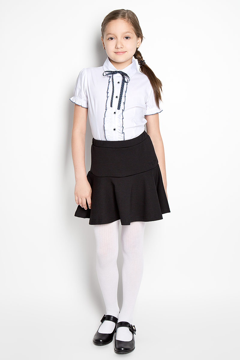 Блузка для девочки Scool, цвет: белый. 364044. Размер 152, 12 лет364044 Блузка для девочки Scool, цвет: белый. 364044. Размер 152, 12 лет364044Блузка для девочки Scool, выполненная из эластичного хлопка с добавлением полиэстера, станет отличным дополнением к школьному гардеробу. Изделие не сковывает движения и хорошо пропускает воздух, обеспечивая наибольший комфорт. Блузка с отложным воротником и короткими рукавами-фонариками застегивается на пуговицы по всей длине. Воротник дополнен двумя вшитыми принтованными лентами, завязывающимися в бант. Края рукавов присборены на мягкие эластичные резинки. Спереди модель украшена оборками с контрастной окантовкой по краям.Блузка отлично сочетается с юбками и брюками. В ней вашей принцессе всегда будет уютно и комфортно!