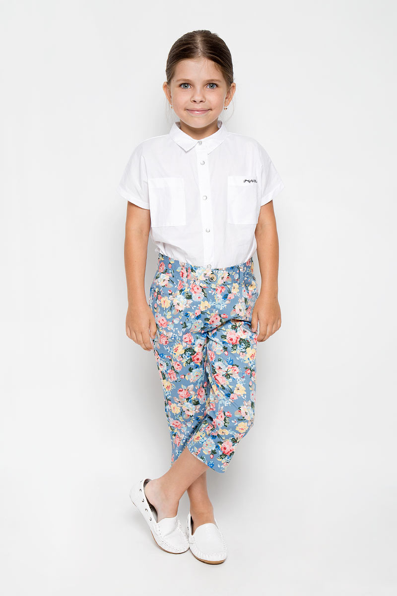 Капри для девочки Finn Flare Kids, цвет: голубой. KS16-71005B. Размер 110, 4-5 летKS16-71005B/KS16-71005J Капри для девочки Finn Flare Kids, цвет: голубой. KS16-71005B. Размер 110, 4-5 летKS16-71005B/KS16-71005JКапри для девочки Finn Flare Kids идеально подойдут вашей маленькой моднице для отдыха и прогулок. Изготовленные из эластичного хлопка, они мягкие и приятные на ощупь, не сковывают движения и позволяют коже дышать, обеспечивая комфорт. Капри застегиваются спереди на пуговицу и имеют ширинку на застежке-молнии. На поясе предусмотрены шлевки для ремня. Регулировка в поясе на эластичной тесьме с пуговицами обеспечит идеальную посадку по фигуре. Спереди расположены два втачных кармана, сзади - два накладных. По бокам изделия имеются небольшие разрезы. Модель оформлена цветочным принтом, украшена декоративным элементом с названием бренда. Капри станут ярким и красивым дополнением к детскому гардеробу!