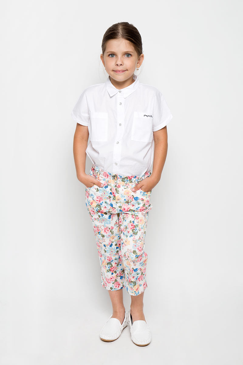 Капри для девочки Finn Flare Kids, цвет: белый. KS16-71005B. Размер 122, 6-7 летKS16-71005B/KS16-71005J Капри для девочки Finn Flare Kids, цвет: белый. KS16-71005B. Размер 122, 6-7 летKS16-71005B/KS16-71005JКапри для девочки Finn Flare Kids идеально подойдут вашей маленькой моднице для отдыха и прогулок. Изготовленные из эластичного хлопка, они мягкие и приятные на ощупь, не сковывают движения и позволяют коже дышать, обеспечивая комфорт. Капри застегиваются спереди на пуговицу и имеют ширинку на застежке-молнии. На поясе предусмотрены шлевки для ремня. Регулировка в поясе на эластичной тесьме с пуговицами обеспечит идеальную посадку по фигуре. Спереди расположены два втачных кармана, сзади - два накладных. По бокам изделия имеются небольшие разрезы. Модель оформлена цветочным принтом, украшена декоративным элементом с названием бренда. Капри станут ярким и красивым дополнением к детскому гардеробу!