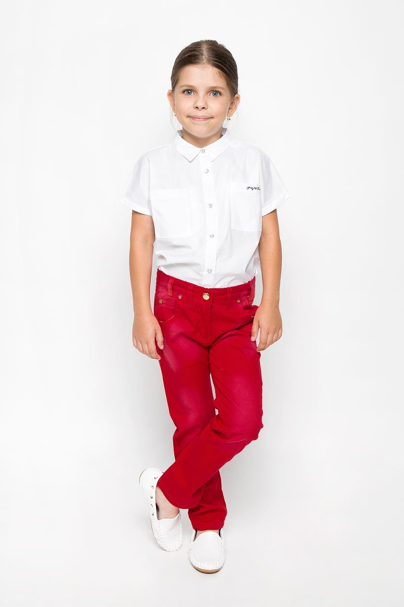 Брюки для девочки Nota Bene, цвет: темно-красный. SS161G420-7. Размер 104SS161G420-7 Брюки для девочки Nota Bene, цвет: темно-красный. SS161G420-7. Размер 104SS161G420-7Стильные легкие брюки для девочки Nota Bene идеально подойдут вашей маленькой принцессе для отдыха и прогулок. Изготовленные из хлопка с добавлением эластана, они необычайно мягкие и приятные на ощупь, не сковывают движения малышки и позволяют коже дышать, не раздражают даже самую нежную и чувствительную кожу ребенка, обеспечивая ему наибольший комфорт. Брюки слегка зауженного к низу кроя застегиваются на пуговицу по поясу, также имеются шлевки для ремня и ширинка на металлической застежке-молнии. С внутренней стороны пояс регулируется при помощи скрытой резинки на пуговицах. Спереди модель дополнена двумя втачными карманами и маленьким накладным кармашком, а сзади - двумя накладными карманами. Изделие оформлено небольшими потёртостями. Оригинальный современный дизайн и модная расцветка делают эти брюки стильным предметом детского гардероба. В них ваша малышка всегда будет в центре внимания!
