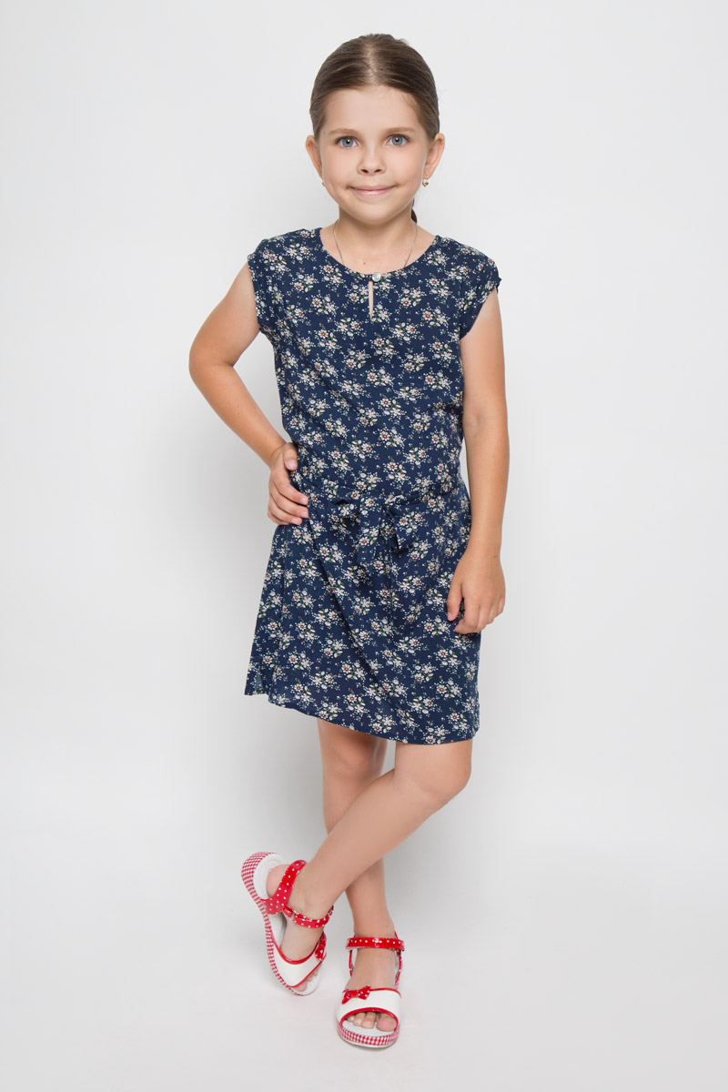 Платье для девочки Finn Flare Kids, цвет: темно-синий. KS16-71061J. Размер 122, 6-7 летKS16-71061J Платье для девочки Finn Flare Kids, цвет: темно-синий. KS16-71061J. Размер 122, 6-7 летKS16-71061JЛегкое платье для девочки Finn Flare Kids идеально подойдет вашей маленькой моднице. Изделие выполнено из мягкой вискозы, тактильно приятное, не стесняет движений и хорошо пропускает воздух. Платье с круглым вырезом горловины и короткими рукавами застегивается спереди на пуговицу. Линию талии подчеркивает текстильный поясок на тонких шлевках. По бокам имеются небольшие разрезы. Модель оформлена цветочным принтом, украшена небольшой фирменной подвеской.В таком платье ваша маленькая принцесса будет чувствовать себя комфортно, уютно и всегда будет в центре внимания!