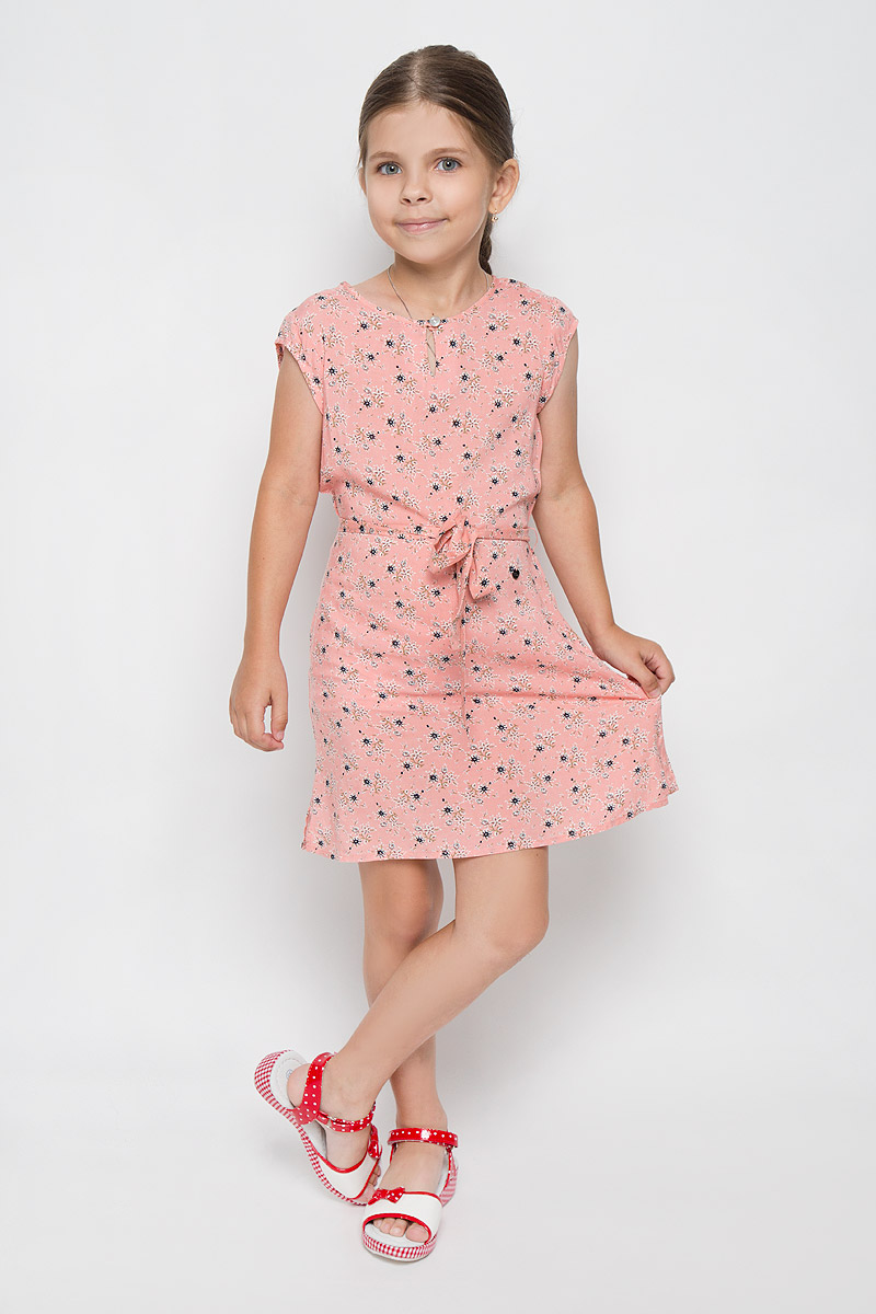 Платье для девочки Finn Flare Kids, цвет: розовый. KS16-71061J. Размер 134, 8-9 летKS16-71061J Платье для девочки Finn Flare Kids, цвет: розовый. KS16-71061J. Размер 134, 8-9 летKS16-71061JЛегкое платье для девочки Finn Flare Kids идеально подойдет вашей маленькой моднице. Изделие выполнено из мягкой вискозы, тактильно приятное, не стесняет движений и хорошо пропускает воздух. Платье с круглым вырезом горловины и короткими рукавами застегивается спереди на пуговицу. Линию талии подчеркивает текстильный поясок на тонких шлевках. По бокам имеются небольшие разрезы. Модель оформлена цветочным принтом, украшена небольшой фирменной подвеской.В таком платье ваша маленькая принцесса будет чувствовать себя комфортно, уютно и всегда будет в центре внимания!