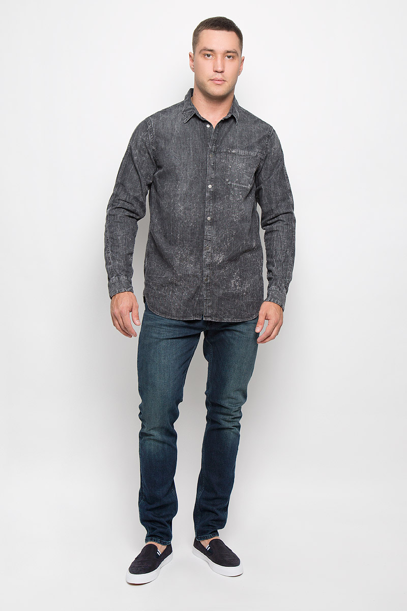 Рубашка мужская Calvin Klein Jeans, цвет: темно-серый. J30J300522_9160. Размер S (46)R0216Т13 Рубашка мужская Calvin Klein Jeans, цвет: темно-серый. J30J300522_9160. Размер S (46)R0216Т13Стильная мужская рубашка Calvin Klein Jeans, выполненная из натурального хлопка, подчеркнет ваш уникальный стиль и поможет создать оригинальный образ. Такой материал великолепно пропускает воздух, обеспечивая необходимую вентиляцию, а также обладает высокой гигроскопичностью. Рубашка с длинными рукавами и отложным воротником застегивается на кнопки спереди. Манжеты рукавов также застегиваются на кнопки, на груди расположен накладной карман. Рубашка оформлена оригинальным вареным узором. Классическая рубашка - превосходный вариант для базового мужского гардероба и отличное решение на каждый день.Такая рубашка будет дарить вам комфорт в течение всего дня и послужит замечательным дополнением к вашему гардеробу.