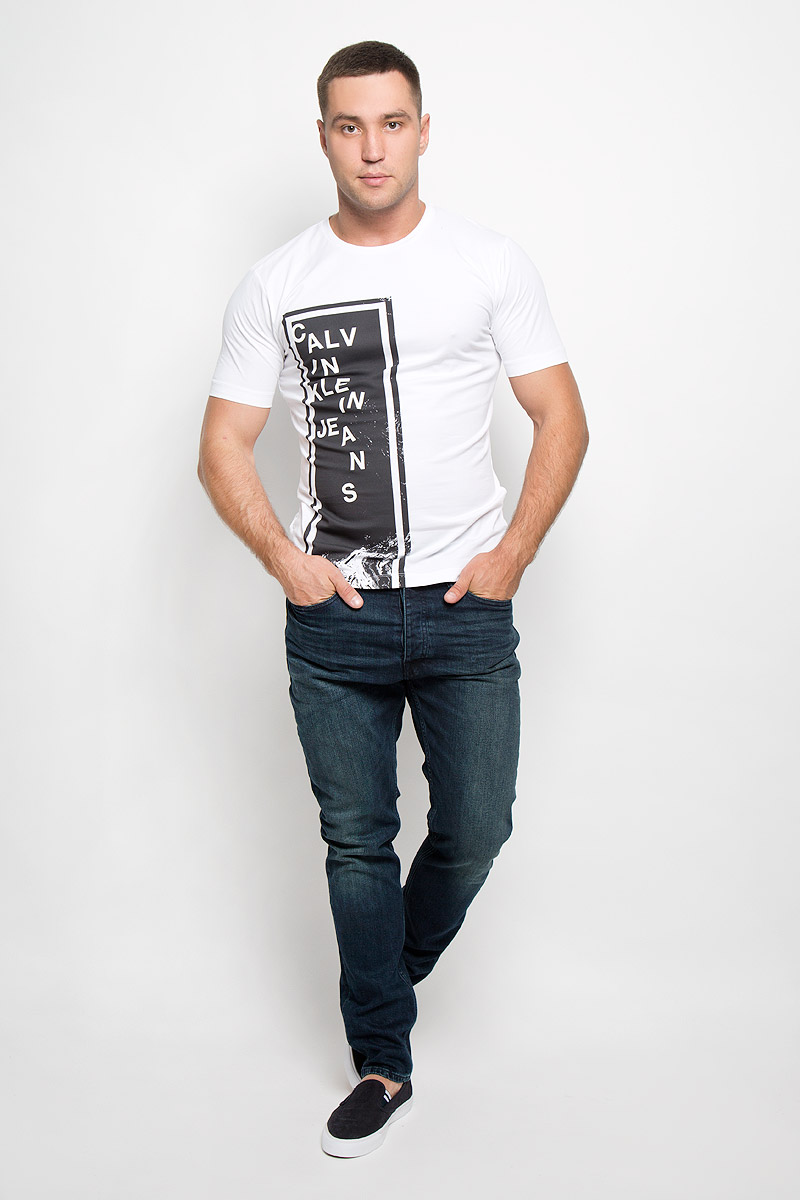 Футболка мужская Calvin Klein Jeans, цвет: белый. J30J300122_9010. Размер XL (54)R0216Т11 Футболка мужская Calvin Klein Jeans, цвет: белый. J30J300122_9010. Размер XL (54)R0216Т11Стильная мужская футболка Calvin Klein Jeans, выполненная из эластичного хлопка, обладает высокой теплопроводностью, воздухопроницаемостью и гигроскопичностью. Она необычайно мягкая и приятная на ощупь, не сковывает движения и превосходно пропускает воздух. Такая футболка отлично подойдет как для занятия спортом, так и для повседневной носки.Модель с короткими рукавами и круглым вырезом горловины - идеальный вариант для создания модного современного образа. Футболка оформлена крупным контрастным принтом в виде прямоугольника с надписью Calvin Klein. Эта модель подарит вам комфорт в течение всего дня и послужит замечательным дополнением к вашему гардеробу.