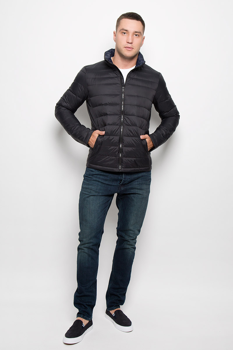 Куртка мужская Calvin Klein Jeans, цвет: черный. J30J300667_9650. Размер L (50/52)J30J300667_9650 Куртка мужская Calvin Klein Jeans, цвет: черный. J30J300667_9650. Размер L (50/52)J30J300667_9650Стильная мужская куртка Calvin Klein Jeans превосходно подойдет для прохладных дней. Куртка выполнена из нейлона, отлично защищает от дождя и ветра, а подкладка на основе пуха с добавлением пера превосходно сохраняет тепло. Модель с длинными рукавами и воротником-стойкой застегивается на застежку-молнию спереди. Изделие дополнено двумя втачными карманами на молниях и одним вместительным внутренним карманом-чехлом, в который при необходимости можно уложить саму куртку. Для удобства транспортировки карман-чехол дополнен петлей на запястье. Куртка оформлена стегаными полосками.Эта модная и в то же время комфортная куртка согреет вас в прохладное время года и отлично подойдет как для прогулок, так и для занятия спортом.