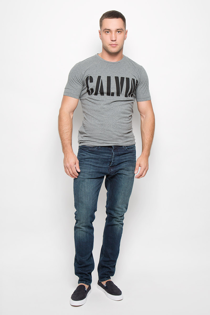 Футболка мужская Calvin Klein Jeans, цвет: серый. J30J300139_0250. Размер XL (54)J30J300139_0250 Футболка мужская Calvin Klein Jeans, цвет: серый. J30J300139_0250. Размер XL (54)J30J300139_0250Стильная мужская футболка Calvin Klein Jeans, выполненная из эластичного хлопка, обладает высокой теплопроводностью, воздухопроницаемостью и гигроскопичностью. Она необычайно мягкая и приятная на ощупь, не сковывает движения и превосходно пропускает воздух. Такая футболка отлично подойдет как для занятия спортом, так и для повседневной носки.Модель с короткими рукавами и круглым вырезом горловины - идеальный вариант для создания модного современного образа. Футболка оформлена крупным контрастным принтом с надписью Calvin. Эта модель подарит вам комфорт в течение всего дня и послужит замечательным дополнением к вашему гардеробу.