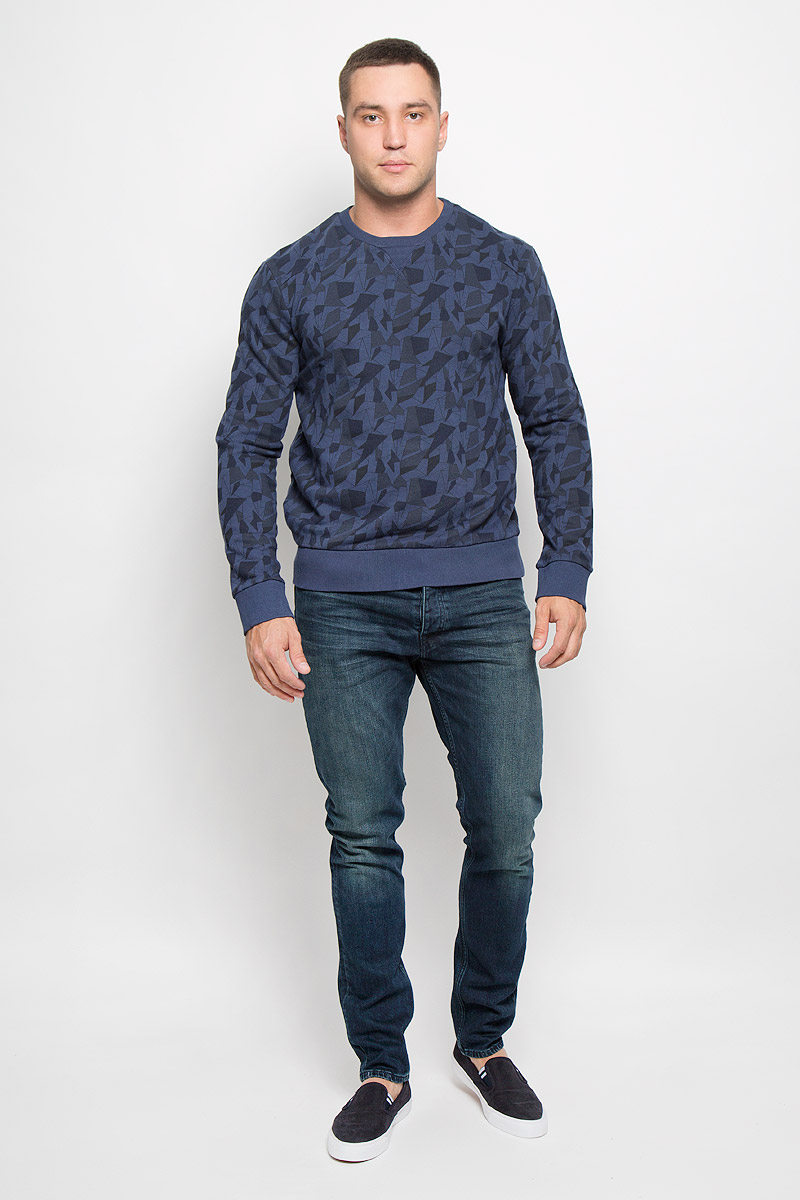 Свитшот мужской Calvin Klein Jeans, цвет: темно-синий. J30J300145_4870. Размер S (46)R0216Т13 Свитшот мужской Calvin Klein Jeans, цвет: темно-синий. J30J300145_4870. Размер S (46)R0216Т13Стильный мужской свитшот Calvin Klein Jeans, изготовленный из высококачественного натурального хлопка, мягкий и приятный на ощупь, не сковывает движений и обеспечивает наибольший комфорт. Такой свитшот великолепно пропускает воздух, позволяя коже дышать, и обладает высокой гигроскопичностью.Модель свободного кроя с круглым вырезом горловины и длинными рукавами оформлена геометрическим принтом. Манжеты рукавов, воротник и низ изделия дополнены трикотажными резинками. Этот свитшот - настоящее воплощение комфорта, он послужит отличным дополнением к вашему гардеробу. В нем вы будете чувствовать себя уютно в прохладное время года.
