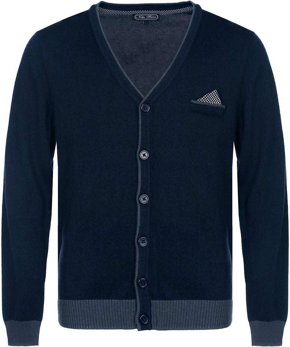 Кардиган для мальчика Nota Bene, цвет: темно-синий. AW15BS303B-29. Размер 164AW15BS303B-29 Кардиган для мальчика Nota Bene, цвет: темно-синий. AW15BS303B-29. Размер 164AW15BS303B-29Стильный трикотажный кардиган для мальчика Nota Bene идеально подойдет для школы и повседневной носки. Изготовленный из вискозы и хлопка, он необычайно мягкий и приятный на ощупь, не сковывает движения ребенка и позволяет коже дышать.Классический кардиган с длинными рукавами и V-образным вырезом горловины застегивается на пуговицы по всей длине. Манжеты и низ модели связаны резинкой контрастного цвета. На груди имеется имитация кармашка с декоративным платком.Трикотажный кардиган - хорошая альтернатива школьному пиджаку. Являясь важным атрибутом школьной моды, он обеспечивает тепло и комфорт.