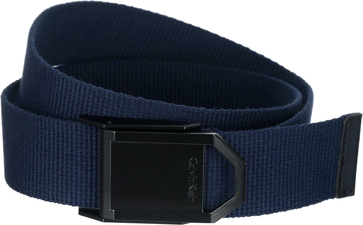 Ремень мужской Calvin Klein, цвет: темно-синий. K50K501833_4110. Размер 95B536526_Black Ремень мужской Calvin Klein, цвет: темно-синий. K50K501833_4110. Размер 95B536526_BlackЭффектный мужской ремень Calvin Klein станет великолепным дополнением к любому образу. Широкий ремень выполнен из 100% акрила. Прямоугольная пряжка с оригинальным зажимом выполнена из металла, она позволит вам легко и быстро зафиксировать ремень и отрегулировать его длину. Элегантный и строгий ремень превосходно сочетается с любыми нарядами. Этот стильный аксессуар прекрасно дополнит ваш образ и позволит вам подчеркнуть свой вкус и индивидуальность.Уважаемые клиенты! Обращаем ваше внимание на тот факт, что размер ремня, доступный для заказа, является его длиной.