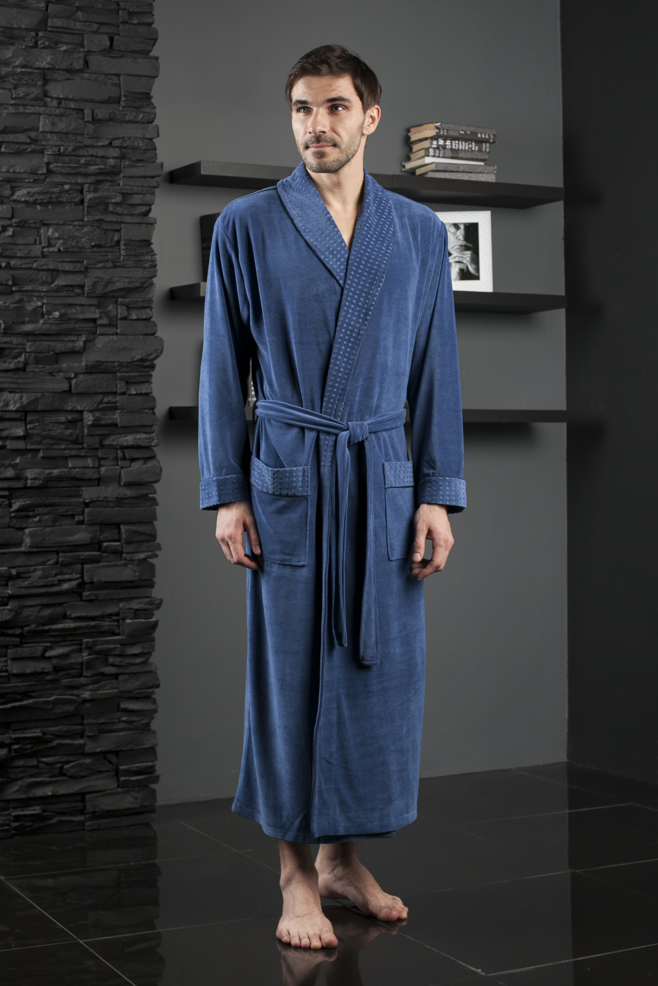 Халат мужской Five Wien Home, цвет: голубой. 450. Размер L/XL (48/52)450 Халат мужской Five Wien Home, цвет: голубой. 450. Размер L/XL (48/52)450Солидный длинный мужской халат с шалькой. Облегченная модель в однотонном исполнении. Жаккардовая ткань по шальке, манжетам и карманам. Декоративная отделка кантом в тон.