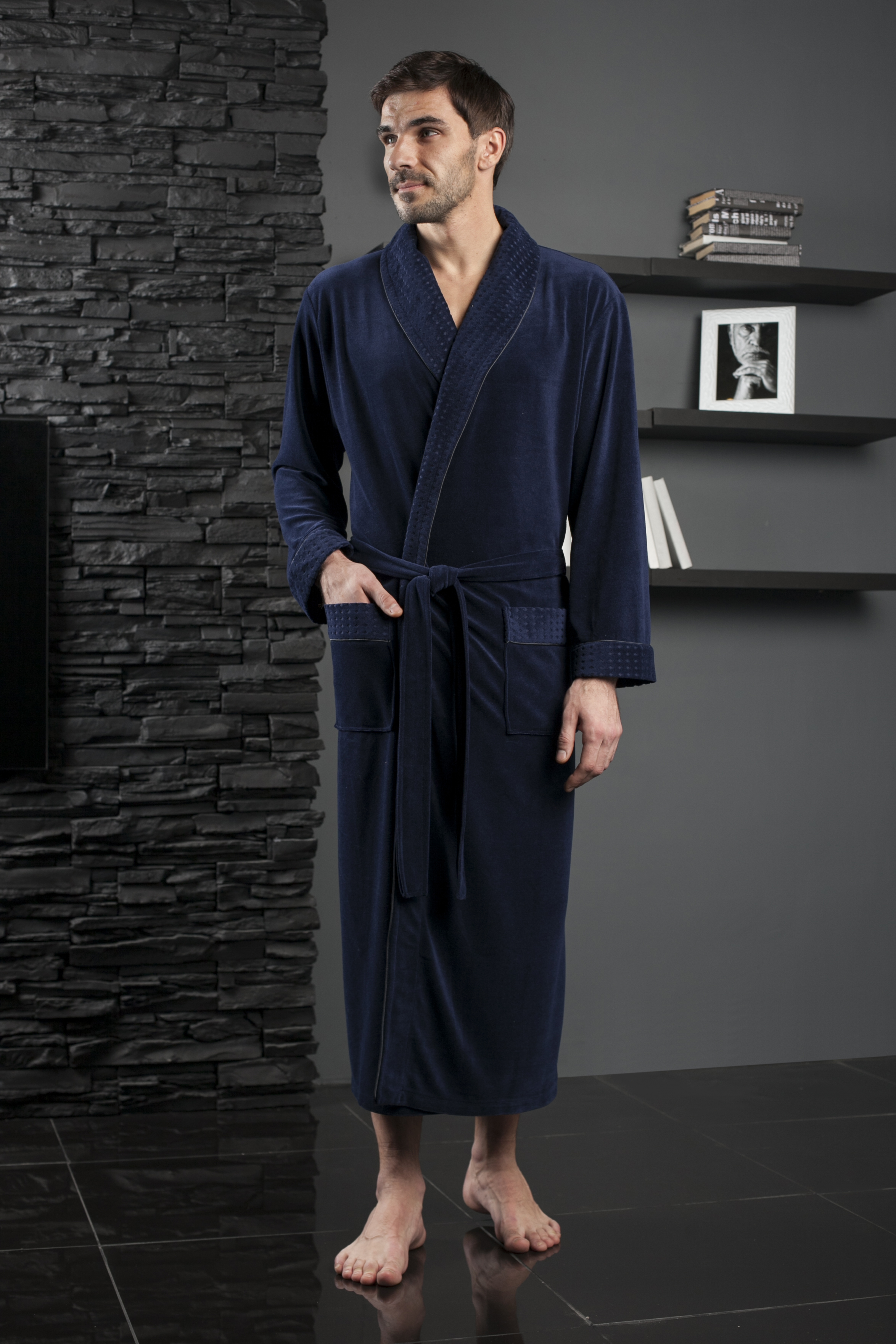 Халат мужской Five Wien Home, цвет: синий. 450. Размер XXL (52/54)450 Халат мужской Five Wien Home, цвет: синий. 450. Размер XXL (52/54)450Солидный длинный мужской халат с шалькой. Облегченная модель в однотонном исполнении. Жаккардовая ткань по шальке, манжетам и карманам. Декоративная отделка кантом в тон.