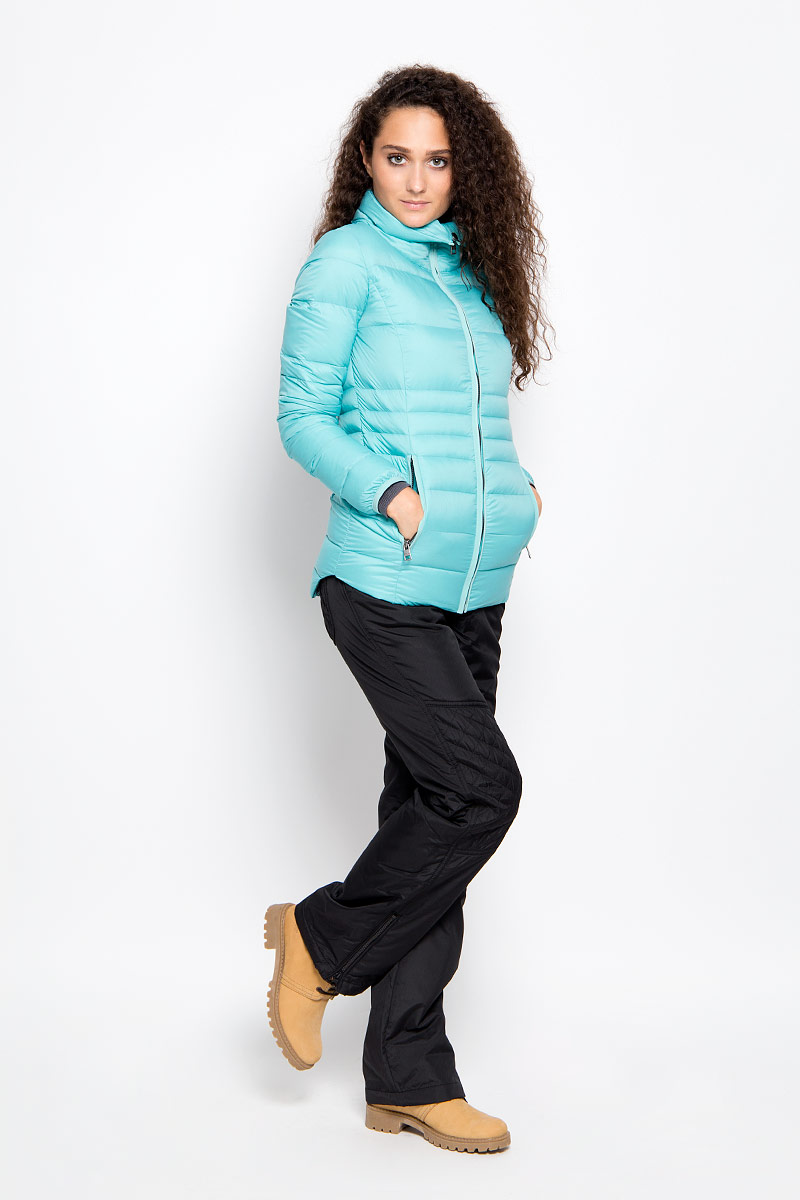 Куртка женская Calvin Klein Jeans, цвет: бирюзовый. J20J200392_4730. Размер M (44/46)R021636 Куртка женская Calvin Klein Jeans, цвет: бирюзовый. J20J200392_4730. Размер M (44/46)R021636Яркая женская куртка Calvin Klein Jeans выполнена из нейлона с наполнителем из пуха и перьев. Подкладка выполнена из полиэстера. Такая модель отлично подойдет для прохладной погоды.Куртка с воротником-стойкой и длинными рукавами застегивается на застежку-молнию. Спинка изделия немного удлинена. Модель снаружи дополнена двумя втачными карманами на молниях, а внутри одним втачным потайным карманом на застежке-молнии. Очень комфортная и стильная куртка будет прекрасным выбором для повседневной носки и подчеркнет вашу индивидуальность.