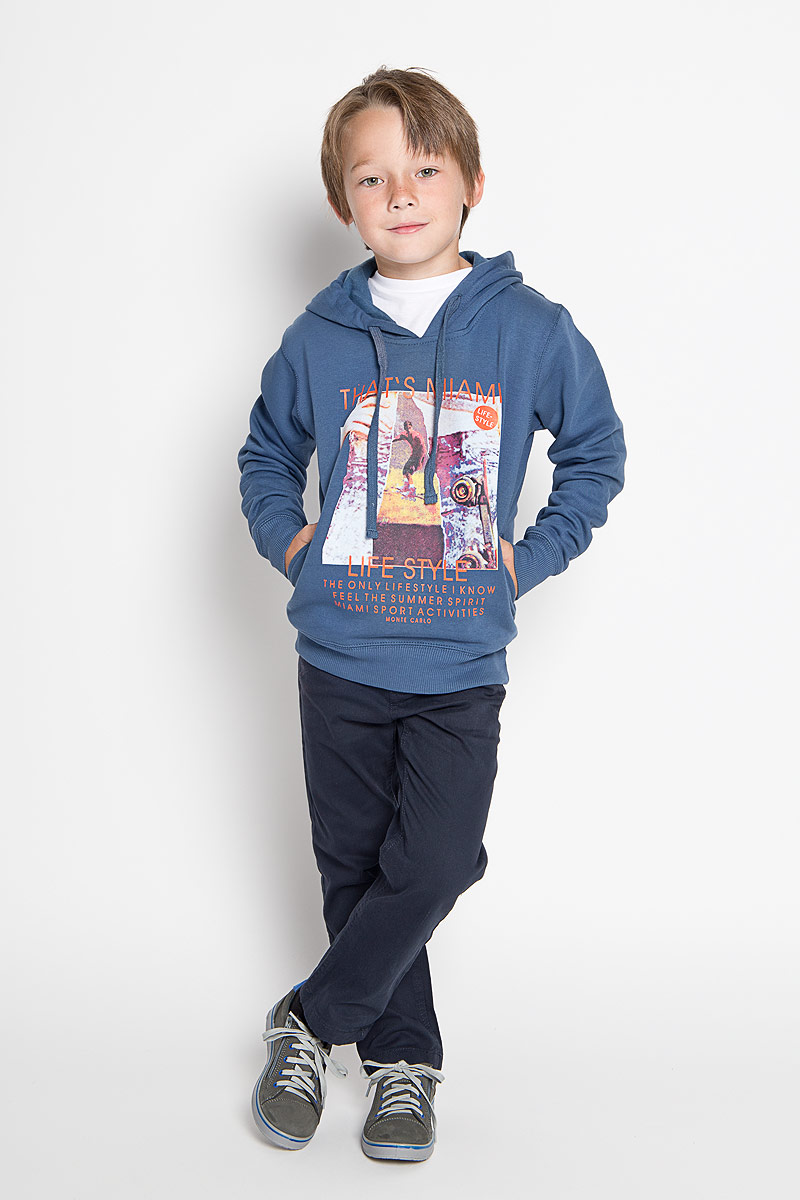 Толстовка для мальчика Karff, цвет: синий. 46031-04. Размер 146, 11-13 лет46031-04 Толстовка для мальчика Karff, цвет: синий. 46031-04. Размер 146, 11-13 лет46031-04Стильная и теплая толстовка для мальчика Karff идеально подойдет вашему малышу в прохладные дни. Изготовленная из натурального хлопка, толстовка необычайно мягкая и приятная на ощупь, не сковывает движения и позволяет коже дышать, не раздражает даже самую нежную и чувствительную кожу ребенка, обеспечивая наибольший комфорт. Внешняя сторона изделия гладкая, а внутренняя имеет начес.Толстовка с длинными рукавами имеет капюшон, объем которого регулируется при помощи шнурка-кулиски. Рукава дополнены широкими трикотажными манжетами, которые мягко обхватывают запястья. Низ толстовки также дополнен широкой трикотажной резинкой. Толстовка оформлена принтом с изображением скейтбордиста и надписями на английском языке. Толстовка дополнена втачными карманами по бокам.Оригинальный современный дизайн и актуальная расцветка делают эту толстовку модным и стильным предметом детского гардероба. В ней ваш маленький модник всегда будет в центре внимания!