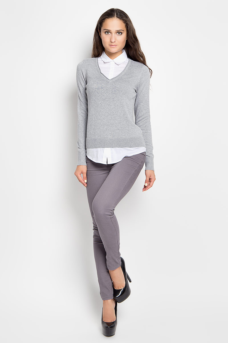 Джемпер женский Sela Casual, цвет: серый меланж, белый. JR-114/1047-6321. Размер XS (42)JR-114/1047-6321 Джемпер женский Sela Casual, цвет: серый меланж, белый. JR-114/1047-6321. Размер XS (42)JR-114/1047-6321Женский джемпер Sela Casual изготовлен из натурального хлопка. Материал изделия необычайно мягкий и приятный на ощупь, не сковывает движения и позволяет коже дышать. Отделка модели выполнена из хлопка и полиэстера. Джемпер с отложным воротником и длинными рукавами застегивается сверху на три пуговицы. Манжеты рукавов и низ изделия связаны крупной резинкой.Джемпер с имитацией рубашки - идеальный вариант для создания образа в стиле Casual. Он подарит вам комфорт в течение всего дня!