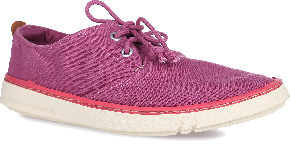 Кеды женские Timberland Hookset Handcrafted Magenta, цвет: фиолетовый. TBLA17VSM. Размер 6 (36)TBLA17VSM Кеды женские Timberland Hookset Handcrafted Magenta, цвет: фиолетовый. TBLA17VSM. Размер 6 (36)TBLA17VSMСтильные женские кеды Hookset Handcrafted Magenta от Timberland займут достойное место в вашем гардеробе. Модель изготовлена из хлопка и дополнена задним наружным ремнем из кожи с тисненым названием бренда. Шнуровка прочно зафиксирует модель на вашей ноге. Подкладка, выполненная из текстиля, не натирает. Стелька из материала ЭВА с текстильной поверхностью обеспечивает комфорт при движении. Подошва с рифлением гарантирует отличное сцепление с любой поверхностью.Модные кеды прекрасно подойдут для прогулок или дальних поездок.