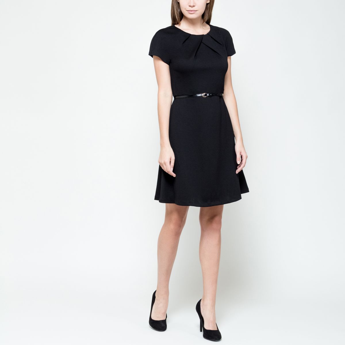 Платье Sela Collection, цвет: черный. Dks-117/1015-6391. Размер M (46)Dks-117/1015-6391 Платье Sela Collection, цвет: черный. Dks-117/1015-6391. Размер M (46)Dks-117/1015-6391Платье Sela Collection выполнено из полиэстера с добавлением вискозы и эластана. Модель с круглым вырезом горловины и короткими рукавами-реглан застёгивается на потайную застежку-молнию расположенную в среднем шве спинки. Платье-мили спереди оформлено мягкими складками и дополнен узким пояском.