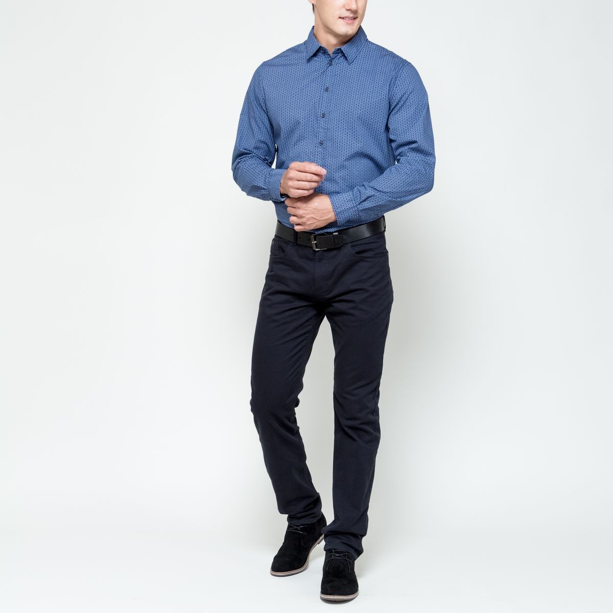 Рубашка мужская Sela Casual Wear, цвет: темно-синий, голубой. H-212/697-6322. Размер 39 (44)H-212/697-6322 Рубашка мужская Sela Casual Wear, цвет: темно-синий, голубой. H-212/697-6322. Размер 39 (44)H-212/697-6322Стильная мужская рубашка Sela Casual Wear, выполненная из натурального хлопка, позволяет коже дышать, тем самым обеспечивая наибольший комфорт при носке. Модель классического кроя с отложным воротником и длинными рукавами застегивается на пуговицы по всей длине. Модель оформлена оригинальным принтом. Манжеты рукавов дополнены застежками-пуговицами.