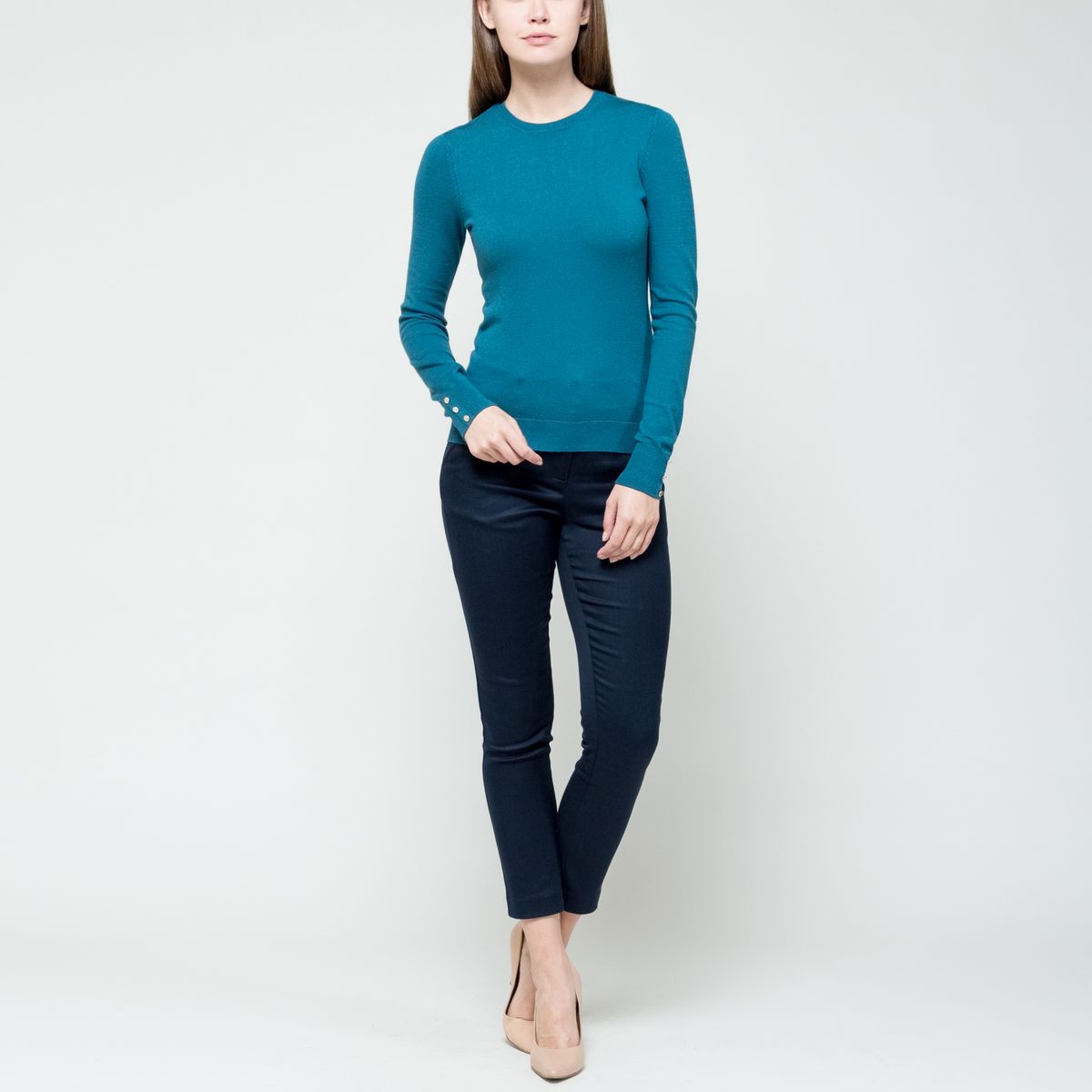 Джемпер женский Sela Perfect Fit, цвет: бирюзовый. JR-114/1179-6322. Размер L (48)JR-114/1179-6322 Джемпер женский Sela Perfect Fit, цвет: бирюзовый. JR-114/1179-6322. Размер L (48)JR-114/1179-6322Стильный женский джемпер выполнен из вискозы и нейлона. Модель с круглым вырезом горловины и длинными рукавами. Манжеты рукавов декорированы металлическими пуговицами. Спинка немного удлинена.