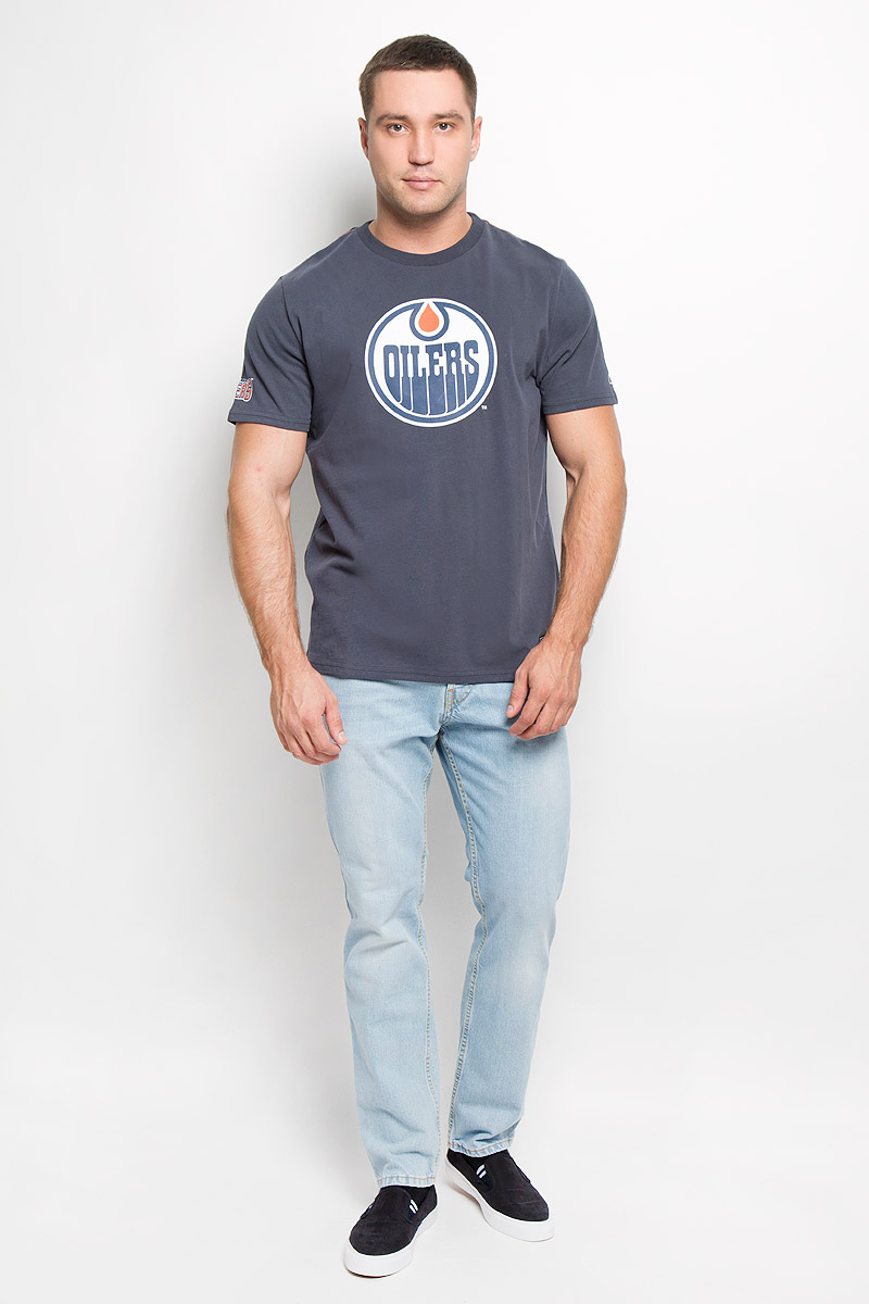 Футболка мужская NHL Edmonton Oilers, цвет: серо-синий. 29960. Размер XL (52)29960 Футболка мужская NHL Edmonton Oilers, цвет: серо-синий. 29960. Размер XL (52)29960Мужская футболка NHL Edmonton Oilers, выполненная из натурального хлопка, порадует любого поклонниказнаменитого хоккейного клуба. Материал очень мягкий и приятный на ощупь, не сковывает движения ипозволяет коже дышать. Футболка с короткими рукавами имеет круглый вырез горловины, дополненный трикотажной резинкой.Изделие оформлено термоаппликацией в виде логотипа хоккейного клуба Edmonton Oilers с эффектом потрескавшейся краски, а также украшенонебольшой текстильной нашивкой.Такая модель отлично подойдет для повседневной носки и подарит вам комфорт в течение всего дня!