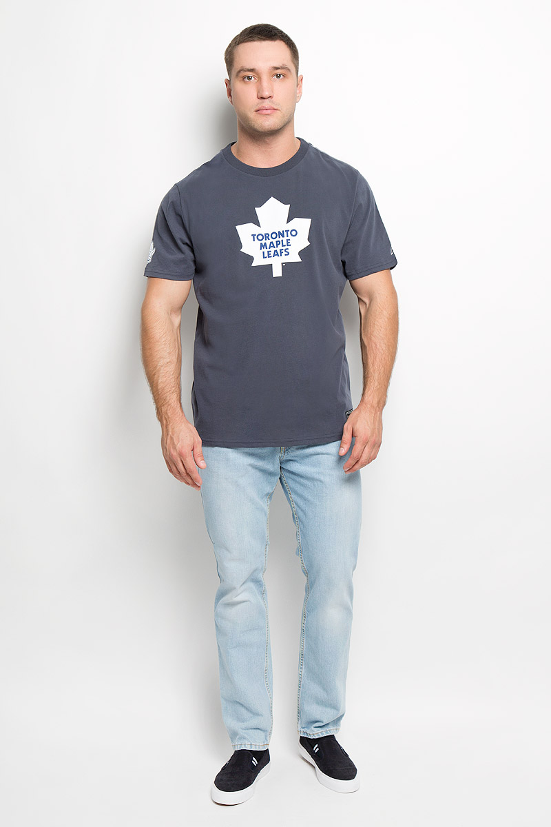 Футболка мужская NHL Toronto Maple Leafs, цвет: серо-синий. 29190. Размер XXL (54)29190 Футболка мужская NHL Toronto Maple Leafs, цвет: серо-синий. 29190. Размер XXL (54)29190Мужская футболка NHL Toronto Maple Leafs, выполненная из натурального хлопка, порадует любого поклонниказнаменитого хоккейного клуба. Материал очень мягкий и приятный на ощупь, не сковывает движения ипозволяет коже дышать. Футболка с короткими рукавами имеет круглый вырез горловины, дополненный трикотажной резинкой.Изделие оформлено термоаппликацией в виде логотипа хоккейного клуба Toronto Maple Leafs с эффектом потрескавшейся краски, а также украшенонебольшой текстильной нашивкой.Такая модель отлично подойдет для повседневной носки и подарит вам комфорт в течение всего дня! УВАЖАЕМЫЕ КЛИЕНТЫ! Обращаем ваше внимание на возможные незначительные изменения в дизайне нашивки.