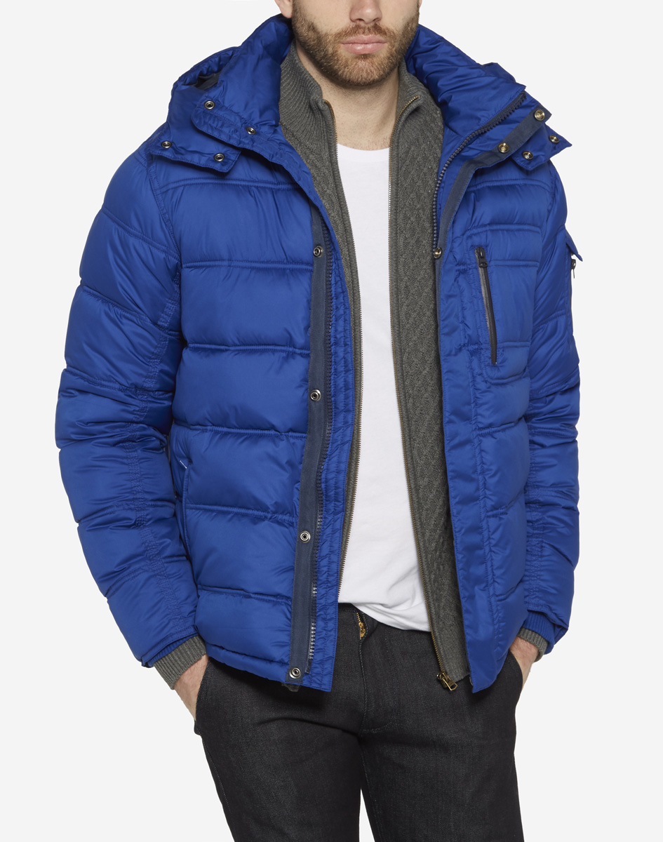Куртка мужская Wrangler, цвет: синий. W4625WN6U. Размер L (50)W4625WN6U Куртка мужская Wrangler, цвет: синий. W4625WN6U. Размер L (50)W4625WN6UСтильная мужская куртка Wrangler, изготовлена из водозащитной ткани с утеплителем из синтепона. Куртка с отстегивающимся капюшоном и воротником-стойкой застегивается на пластиковую застежку-молнию и дополнительно имеет ветрозащитный клапан на кнопках. По бокам модель дополнена двумя прорезными карманами на молниях, а на груди - одним прорезным кармашком на застежке-молнии. Капюшон, регулируемый эластичной кулиской, пристегивается с помощью молнии. Рукава дополнены внутренними широкими трикотажными манжетами.