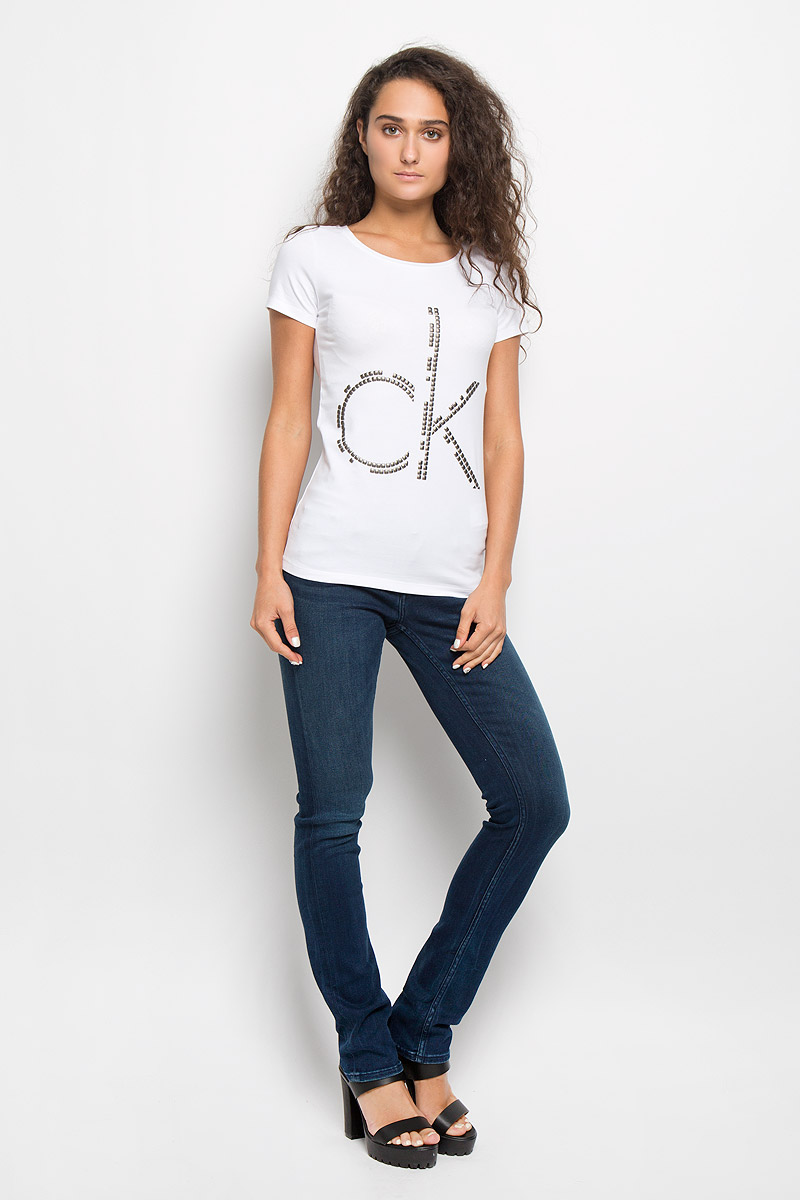 Футболка женская Calvin Klein Jeans, цвет: белый. J20J200544. Размер S (42)SSU1622KR Футболка женская Calvin Klein Jeans, цвет: белый. J20J200544. Размер S (42)SSU1622KRМодная женская футболка Calvin Klein Jeans изготовлена из эластичного хлопка. Материал изделия мягкий, тактильно приятный, не сковывает движения и хорошо пропускает воздух, обеспечивая комфорт при носке.Футболка с круглым вырезом горловины и короткими рукавами имеет полуприлегающий силуэт. Изделие оформлено аппликацией в виде фирменного логотипа. Сзади на плечевом шве находится принтовая надпись, содержащая название бренда. Высокое качество, актуальный дизайн и расцветка придают изделию неповторимый стиль и индивидуальность. Футболка займет достойное место в вашем гардеробе!
