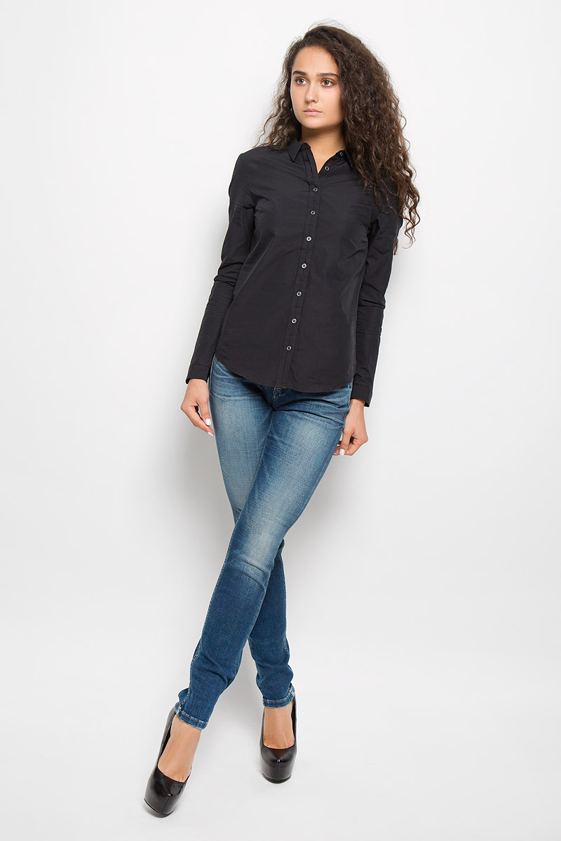 Рубашка женская Calvin Klein Jeans, цвет: черный. J2EJ204176. Размер S (42)J2EJ204176 Рубашка женская Calvin Klein Jeans, цвет: черный. J2EJ204176. Размер S (42)J2EJ204176Стильная женская рубашка Calvin Klein Jeans, изготовленная из натурального хлопка, подчеркнет ваш уникальный стиль. Материал изделия тактильно приятный, не сковывает движения и хорошо пропускает воздух, обеспечивая комфорт при носке.Рубашка с отложным воротником и длинными рукавами застегивается спереди на пуговицы и имеет декоративную планку. На манжетах предусмотрены застежки-пуговицы. Модель украшена небольшой металлической пластиной с названием бренда.Рубашка будет дарить вам комфорт в течение всего дня и послужит замечательным дополнением к вашему гардеробу.