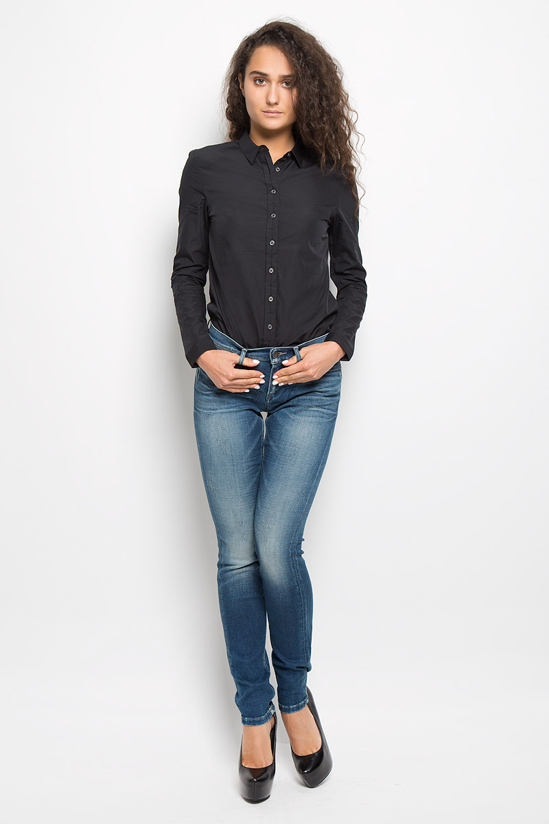 Джинсы женские Calvin Klein Jeans, цвет: синий. J20J200087. Размер 29 (44/46)SPO2856BI Джинсы женские Calvin Klein Jeans, цвет: синий. J20J200087. Размер 29 (44/46)SPO2856BIЖенские джинсы Calvin Klein Jeans изготовлены из эластичного хлопка. Они мягкие и приятные на ощупь, не стесняют движений и позволяют коже дышать, обеспечивая комфорт при носке.Джинсы-скинни застегиваются на металлическую пуговицу и имеют ширинку на застежке-молнии. На поясе предусмотрены шлевки для ремня. Спереди расположены два втачных кармана и один маленький накладной, сзади - два накладных кармана. Модель оформлена эффектом потертости и перманентными складками. Высокое качество кроя и пошива, актуальный дизайн и расцветка придают изделию неповторимый стиль и индивидуальность. Джинсы займут достойное место в вашем гардеробе!