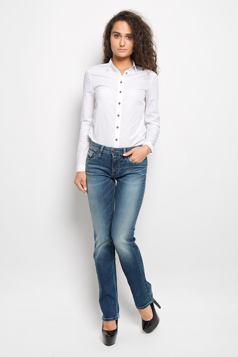 Джинсы женские Calvin Klein Jeans, цвет: синий. J20J200957. Размер 27 (42/44)J20J200369 Джинсы женские Calvin Klein Jeans, цвет: синий. J20J200957. Размер 27 (42/44)J20J200369Женские джинсы Calvin Klein Jeans изготовлены из эластичного хлопка. Они мягкие и приятные на ощупь, не стесняют движений и позволяют коже дышать, обеспечивая комфорт при носке.Прямые джинсы застегиваются на металлическую пуговицу и имеют ширинку на застежке-молнии. На поясе предусмотрены шлевки для ремня. Спереди расположены два втачных кармана и один маленький накладной, сзади - два накладных кармана. Модель оформлена эффектом потертости, перманентными складками и прострочкой.Высокое качество кроя и пошива, актуальный дизайн и расцветка придают изделию неповторимый стиль и индивидуальность. Джинсы займут достойное место в вашем гардеробе!