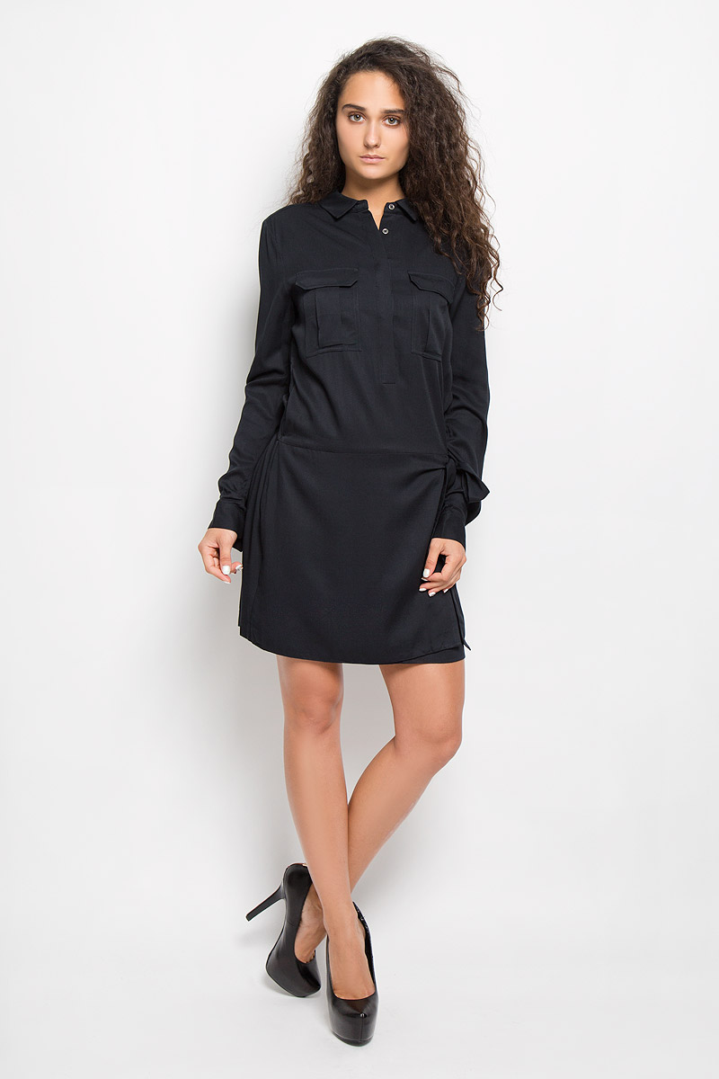 Платье Calvin Klein Jeans, цвет: черный. J20J200369. Размер S (42)J20J200369 Платье Calvin Klein Jeans, цвет: черный. J20J200369. Размер S (42)J20J200369Платье Calvin Klein Jeans поможет создать стильный образ. Платье изготовлено из мягкой вискозы, тактильно приятное, хорошо пропускает воздух. Платье с отложным воротником и длинными рукавами застегивается спереди на пуговицы, скрытые за планкой. На манжетах предусмотрены застежки-пуговицы. Длину рукавов можно регулировать с помощью хлястиков и пуговиц. На груди расположены два накладных кармана с клапанами. На талии по спинке модель собрана на широкую эластичную резинку. Спереди платье дополнено имитацией юбки с запахом с завязками.Стильный дизайн и высокое качество исполнения принесут удовольствие от покупки. Модель подарит вам комфорт в течение всего дня!