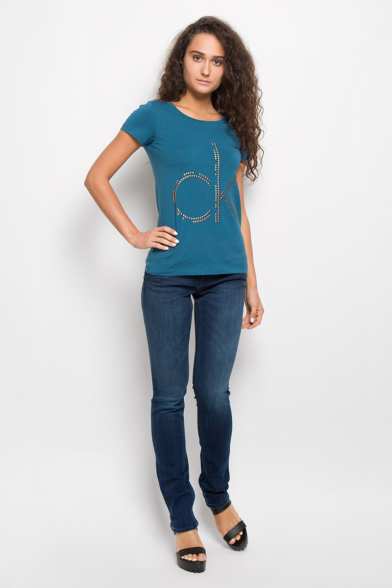 Футболка женская Calvin Klein Jeans, цвет: темно-синий. J20J200544. Размер L (48/50)J20J200544 Футболка женская Calvin Klein Jeans, цвет: темно-синий. J20J200544. Размер L (48/50)J20J200544Модная женская футболка Calvin Klein Jeans изготовлена из эластичного хлопка. Материал изделия мягкий, тактильно приятный, не сковывает движения и хорошо пропускает воздух, обеспечивая комфорт при носке.Футболка с круглым вырезом горловины и короткими рукавами имеет полуприлегающий силуэт. Изделие оформлено аппликацией в виде фирменного логотипа. Сзади на плечевом шве находится принтовая надпись, содержащая название бренда. Высокое качество, актуальный дизайн и расцветка придают изделию неповторимый стиль и индивидуальность. Футболка займет достойное место в вашем гардеробе!