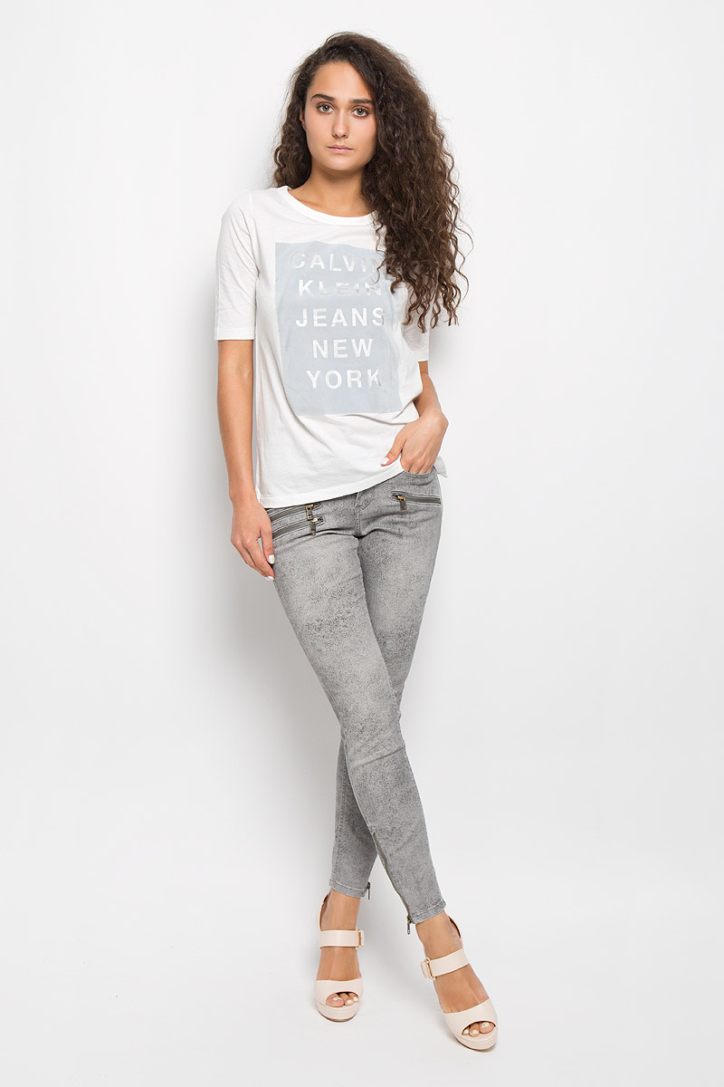 Футболка женская Calvin Klein Jeans, цвет: молочный. J20J200353. Размер M (44/46)SKk-118/050-6342 Футболка женская Calvin Klein Jeans, цвет: молочный. J20J200353. Размер M (44/46)SKk-118/050-6342Модная женская футболка Calvin Klein Jeans изготовлена из натурального хлопка. Материал изделия очень мягкий, тактильно приятный, не сковывает движения и хорошо пропускает воздух, обеспечивая комфорт при носке.Футболка с круглым вырезом горловины и короткими рукавами имеет прямой силуэт. Вырез горловины оформлен двойной окантовкой. По бокам имеются маленькие разрезы. Изделие украшено вставкой с бархатистой поверхностью, дополненной надписью. Высокое качество, актуальный дизайн и расцветка придают изделию неповторимый стиль и индивидуальность. Футболка займет достойное место в вашем гардеробе!