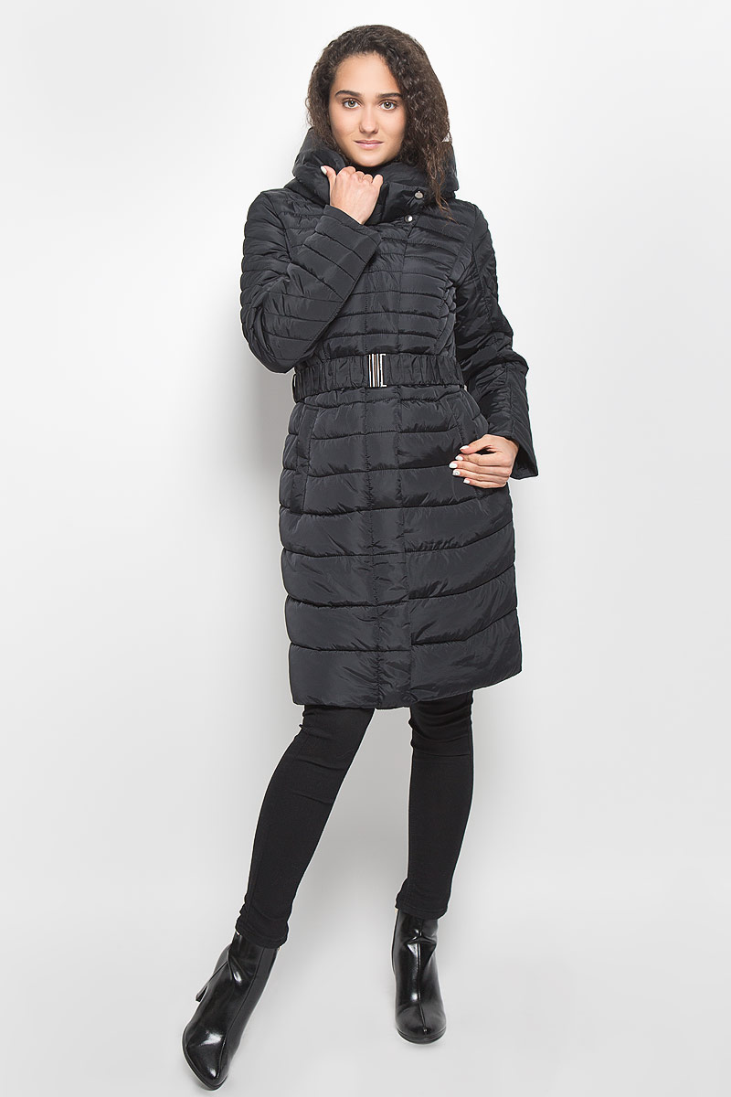 Куртка женская Baon, цвет: черный. B036557. Размер XL (50)B036557_Black Куртка женская Baon, цвет: черный. B036557. Размер XL (50)B036557_BlackСтильная утепленная женская куртка Baon согреет вас в прохладную погоду и позволит выделиться из толпы. Модель выполнена из 100% полиэстера с водоотталкивающей пропиткой и оформлена стежкой. Подкладка из полиэстера с утеплителем из высокотехнологичного синтепона Wellon защитит в любую непогоду от ветра и холода. Модель с длинными рукавами и воротником-капюшоном застегивается на застежку-молнию и дополнительно на застежки-кнопки. Капюшон дополнен декоративным отворотом. К модели прилагается эластичный пояс с металлической пряжкой. Спереди куртка дополнена двумя прорезными карманами с застежками-молниями. Эта модная куртка послужит отличным дополнением к вашему гардеробу.