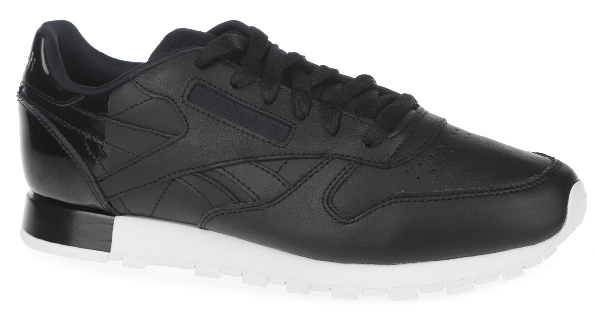 Кроссовки женские Reebok Classic Leather Matte Shine, цвет: черный. AR0850. Размер 9 (40,5)AR0850 Кроссовки женские Reebok Classic Leather Matte Shine, цвет: черный. AR0850. Размер 9 (40,5)AR0850Стильные кроссовки Reebok Classic Leather Matte Shine не оставят вас равнодушной. Модель выполнена из натуральной кожи. Боковая часть оформлена текстильной вставкой с названием бренда, язычок - нашивкой с логотипом Reebok, задник- тисненой надписью с названием бренда и лаковым покрытием. Мыс оформлен перфорацией.Модель фиксируется на ноге с помощью шнурков. Мягкий манжет создает комфорт при ходьбе и предотвращает натирание. Подкладка изготовлена из мягкого текстиля, удобного при носке. Стелька выполнена из текстиля с добавлением легкого ЭВА-материала, который обеспечивает отличную амортизацию. Подошва выполнена из легкой и гибкой резины, устойчивой к истиранию. Рифление на подошве гарантирует идеальное сцепление с поверхностью. Также к кроссовками прилагается дополнительная пара шнурков контрастного цвета.Комфортные и модные кроссовки займут достойное место в вашем гардеробе.