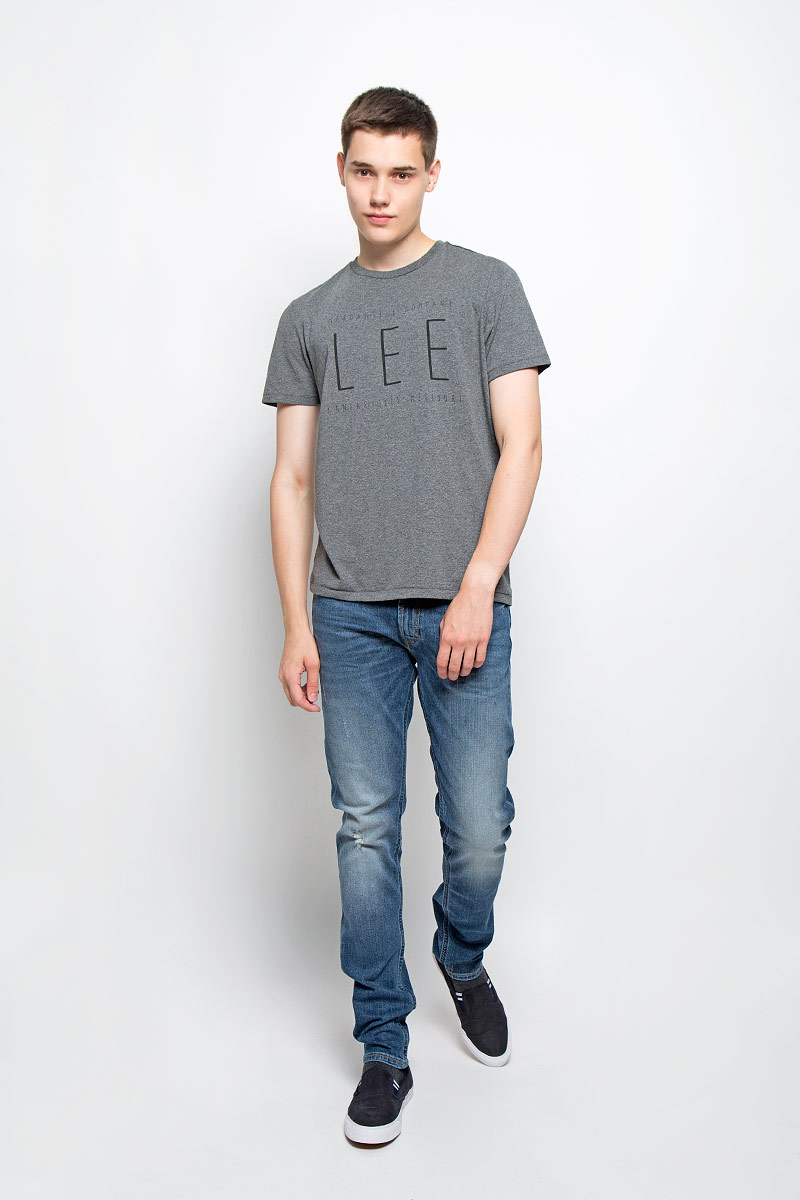 Футболка мужская Lee, цвет: темно-серый. L65LAI06. Размер XL (52)L65LAI06 Футболка мужская Lee, цвет: темно-серый. L65LAI06. Размер XL (52)L65LAI06Мужская футболка Lee, выполненная из хлопка и полиэстера, станет стильным дополнением к вашему гардеробу. Материал изделия мягкий и приятный на ощупь, не сковывает движения и позволяет коже дышать.Футболка с круглым вырезом горловины и короткими рукавами оформлена спереди буквенным принтом. Вырез горловины оформлен трикотажной резинкой. Такая модель подарит вам комфорт в течение всего дня!
