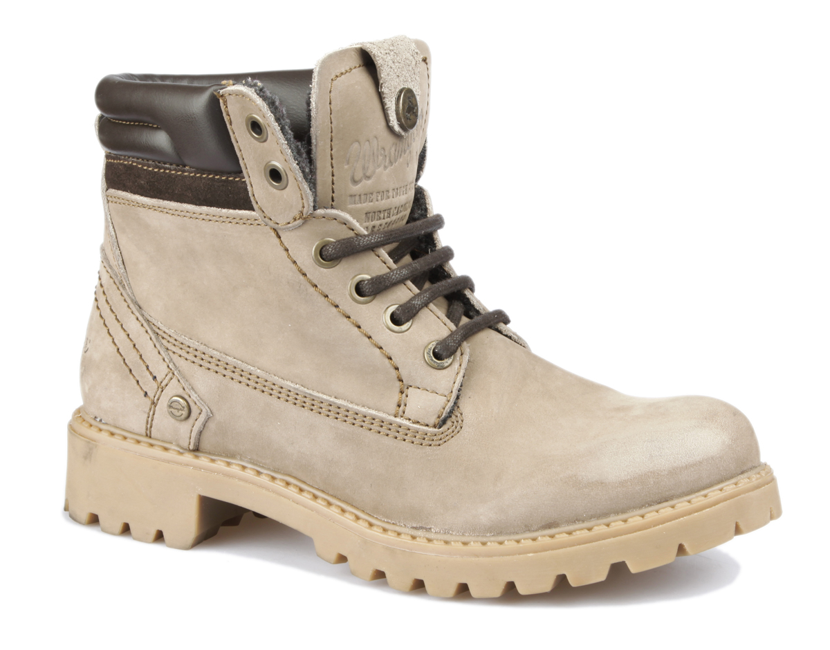 Ботинки женские Wrangler Creek Fur, цвет: темно-коричневый, светло-бежевый. WL142500/F-133. Размер 36WL142500/F-133 Ботинки женские Wrangler Creek Fur, цвет: темно-коричневый, светло-бежевый. WL142500/F-133. Размер 36WL142500/F-133Удобные женские ботинки Creek Fur от Wrangler прекрасно подойдут для повседневного использования. Модель выполнена из натурального нубука и декорирована фирменным тиснением на заднике и язычке. Шнуровка идеально зафиксирует обувь на вашей ноге. Подкладка и стелька из искусственного меха сохранят ваши ноги в тепле. Каблук и подошва с протектором гарантируют устойчивость на любой поверхности. В этих ботинках вашим ногам будет комфортно и уютно. Они подчеркнут ваш стиль и индивидуальность.