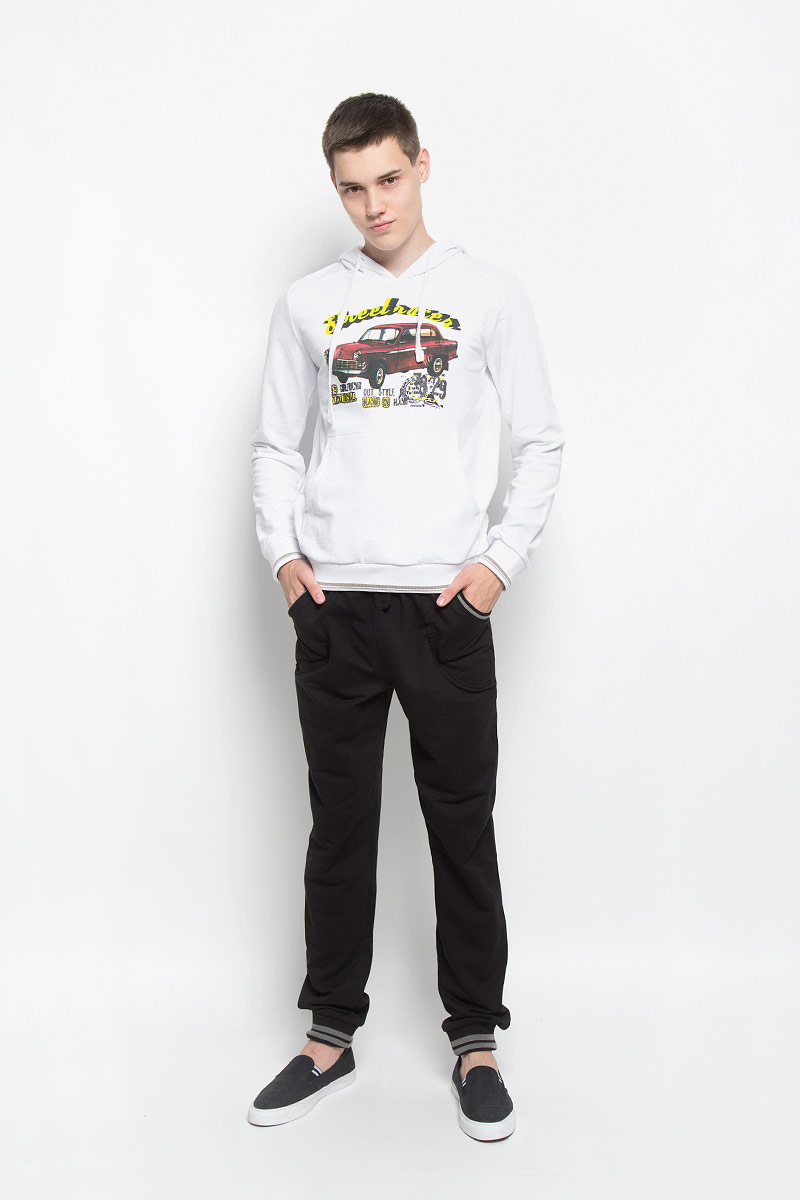 Толстовка мужская RAV, цвет: белый. RAV01-006. Размер XXL (54)RAV01-006 Толстовка мужская RAV, цвет: белый. RAV01-006. Размер XXL (54)RAV01-006Стильная мужская толстовка RAV, выполненная из натурального хлопка, идеально подойдет для повседневной носки. Изделие тактильно приятное, не сковывает движения и хорошо пропускает воздух. Толстовка с длинными рукавами имеет капюшон, дополненный затягивающимся шнурком. Спереди расположен накладной карман-кенгуру. Края рукавов и низ изделия дополнены трикотажной резинкой, оформленной контрастными полосками. На груди модель оформлена оригинальным принтом. Современный дизайн, отличное качество и расцветка делают эту толстовку модным и стильным предметом мужской одежды. В ней вам будет тепло, уютно и комфортно!